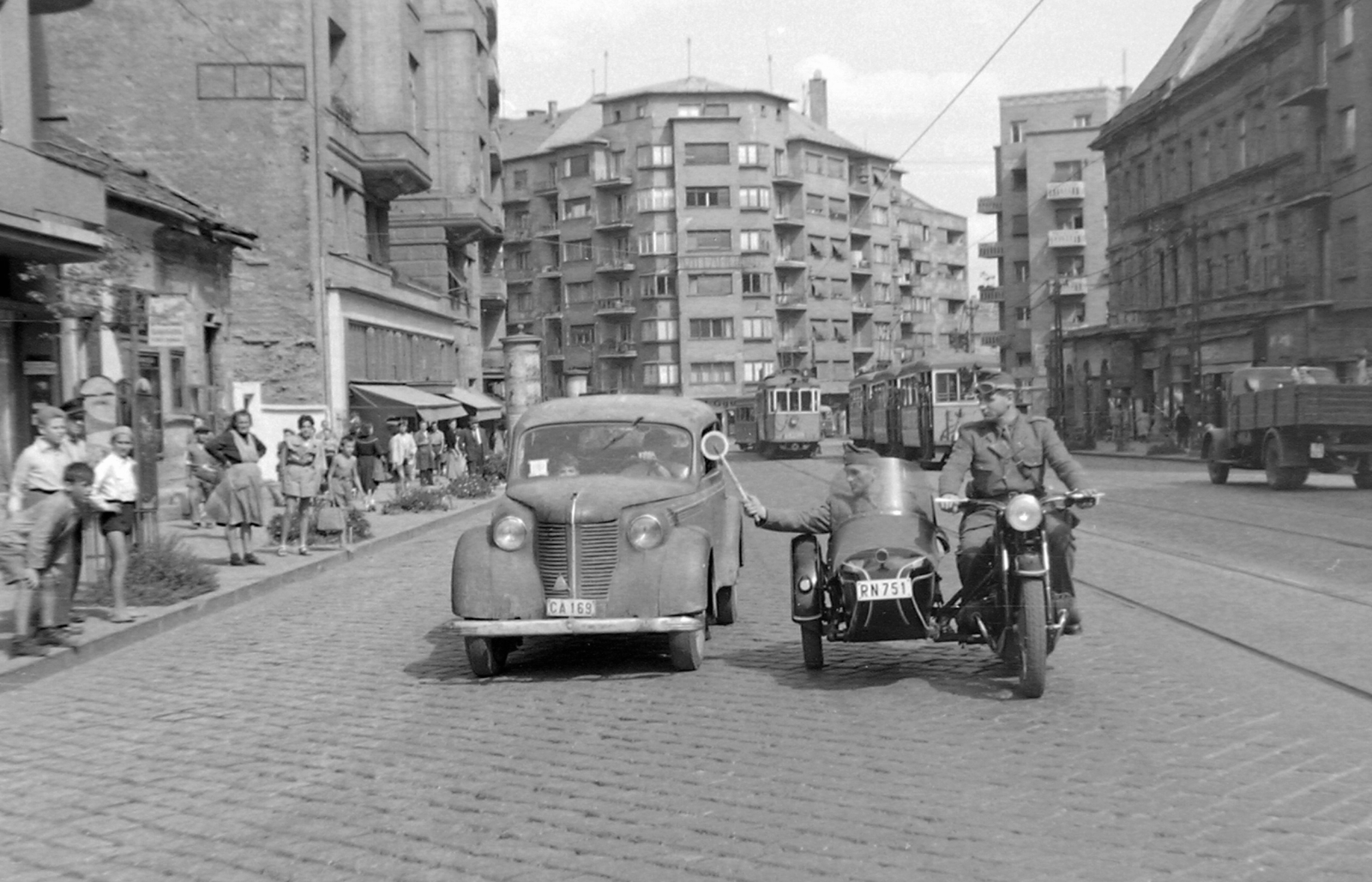 Magyarország, Budapest II., Margit körút (Mártírok útja), szemben a Bem József utca torkolata., 1950, Magyar Rendőr, közlekedés, jármű, német gyártmány, Opel-márka, motorkerékpár, utcakép, BMW-márka, rendőr, villamos, oldalkocsis motorkerékpár, kockakő, automobil, rendszám, bámészkodás, motoros szemüveg, Budapest, motoros rendőr, Fortepan #16612