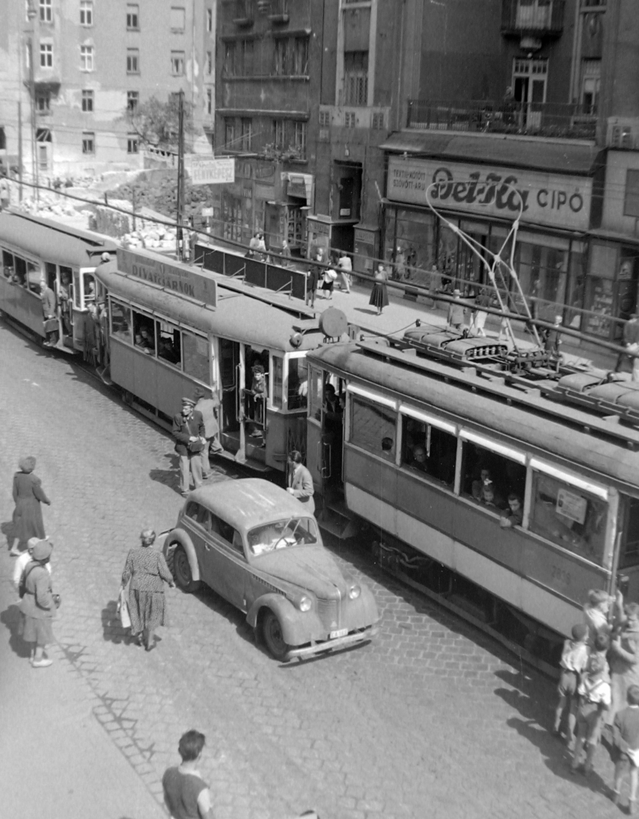 Hungary, Budapest II., Margit körút (Mártírok útja), az Országúti ferences templom előtti villamosmegálló., 1950, Magyar Rendőr, vehicle, sign-board, German brand, Opel-brand, street view, tram, Del-Ka Cipő Kereskedelmi Rt, Budapest, Fortepan #16614