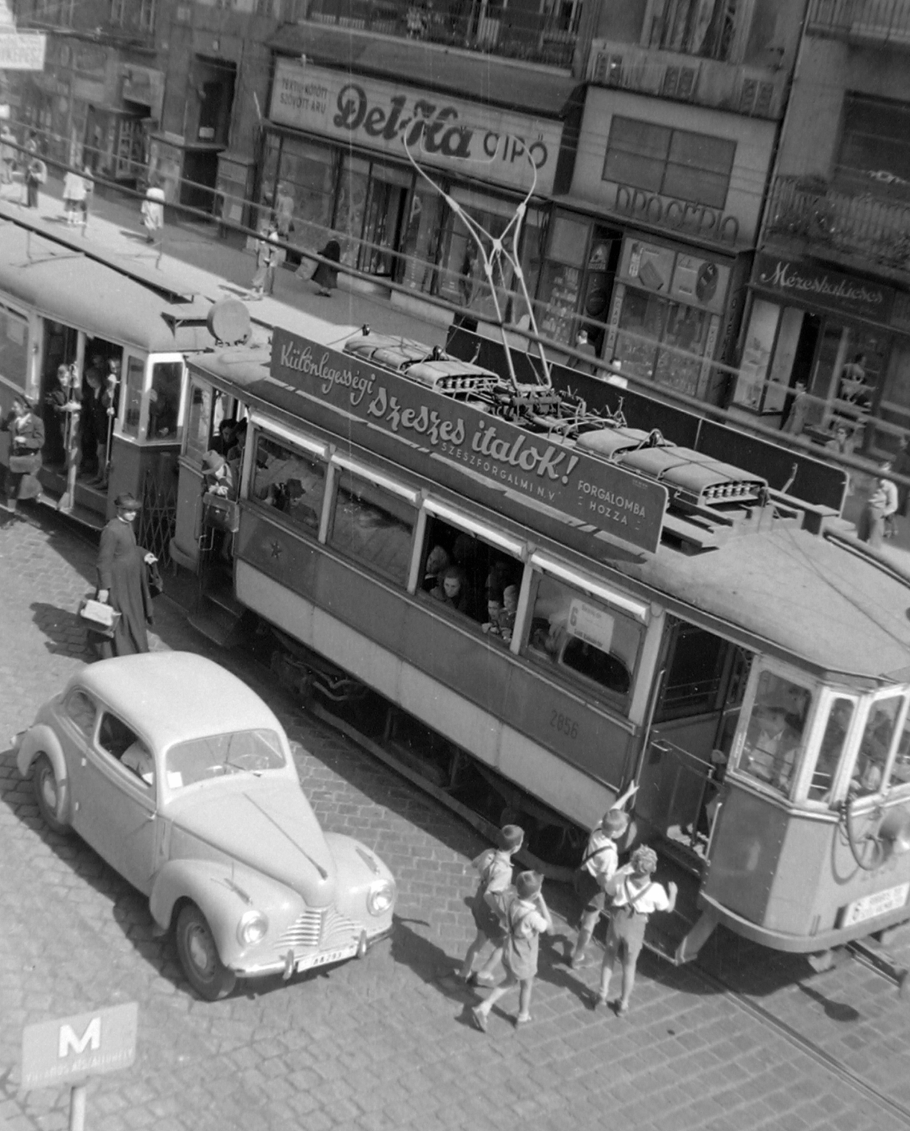 Magyarország, Budapest II., Margit körút (Mártírok útja), az Országúti ferences templom előtti villamosmegálló., 1950, Magyar Rendőr, jármű, cégtábla, csehszlovák gyártmány, utcakép, Skoda-márka, villamos, Skoda 1101/1102 Tudor, Del-Ka Cipő Kereskedelmi Rt, Budapest, Fortepan #16615