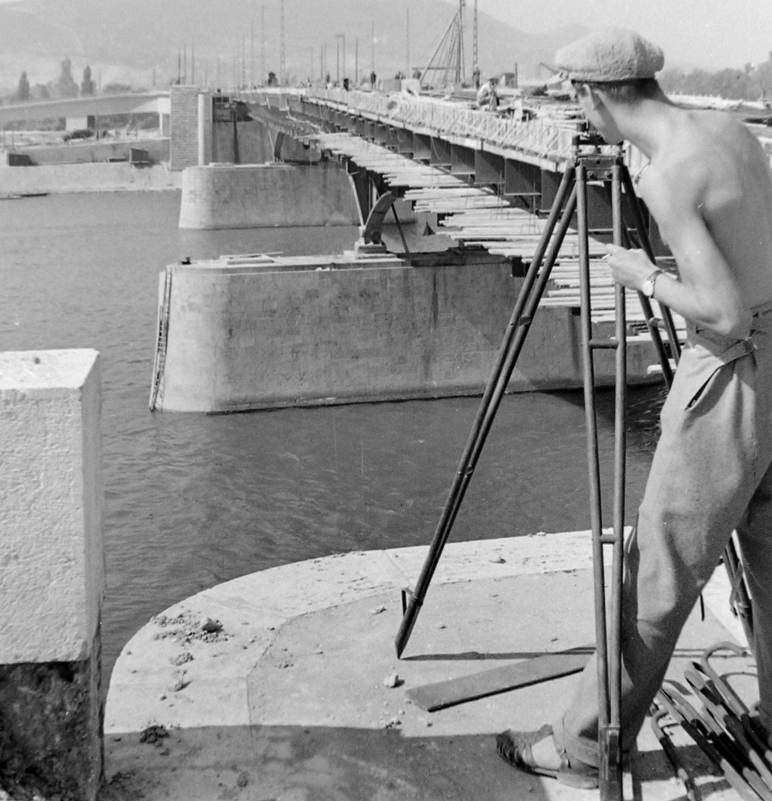 Hungary, Budapest, épül az Árpád (Sztálin) híd., 1950, Magyar Rendőr, bridge building, half-naked, Fortepan #16621