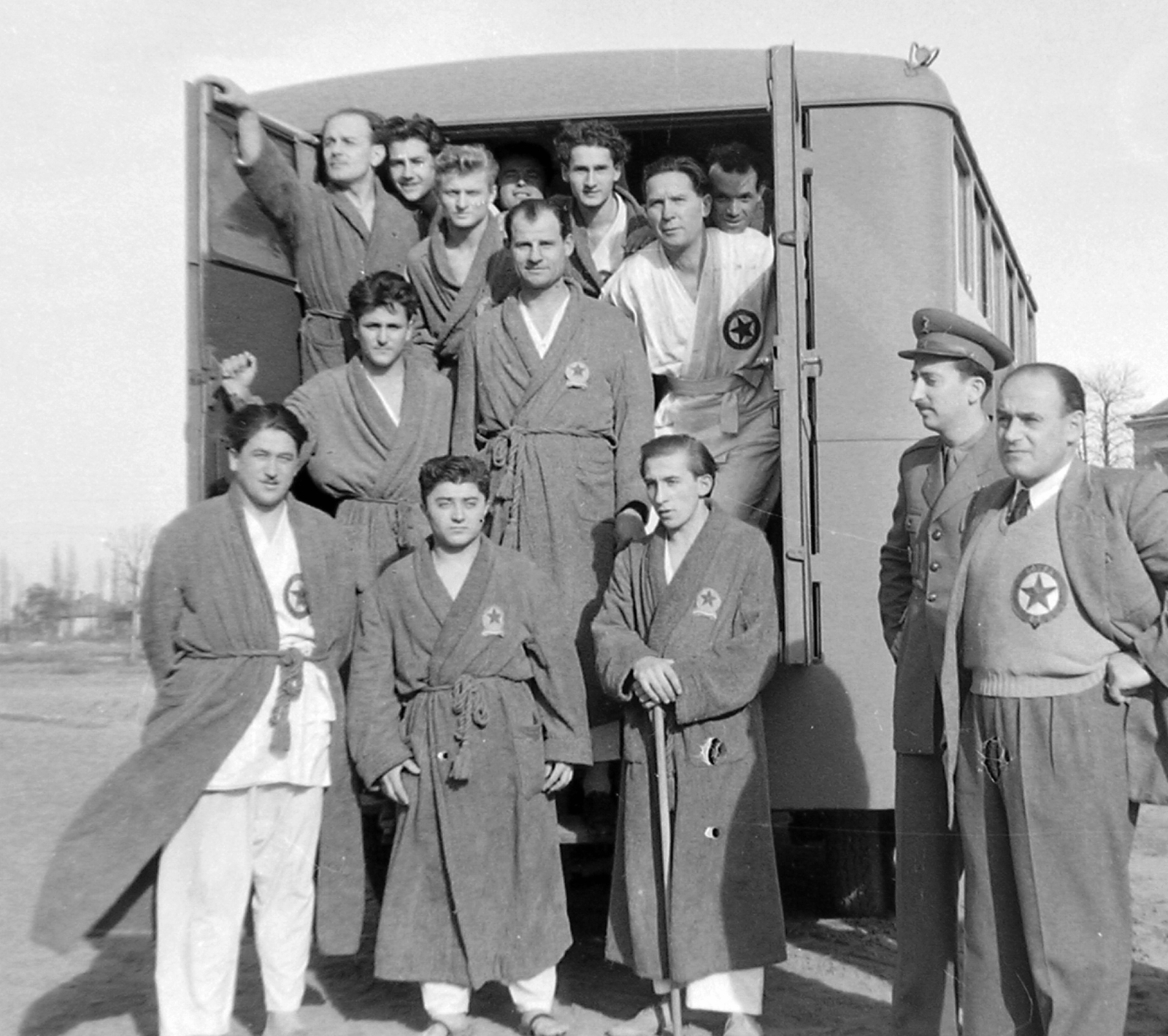 Hungary, Debrecen, sportolók a Kossuth Laktanya udvarán., 1950, Magyar Rendőr, men, Red Star, sportsperson, Fortepan #16630