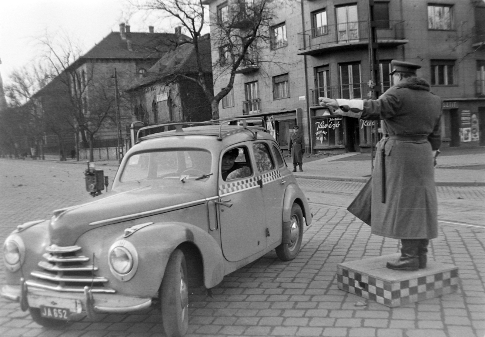 Hungary, Budapest XIV., Thököly út - Stefánia (Vorosilov) út kereszteződés. Skoda 1102-es típusú taxi., 1950, Magyar Rendőr, vehicle, Czechoslovak brand, Skoda-brand, taxicab, cop, automobile, number plate, pulpit for police officers, Budapest, directing traffic, Fortepan #16632