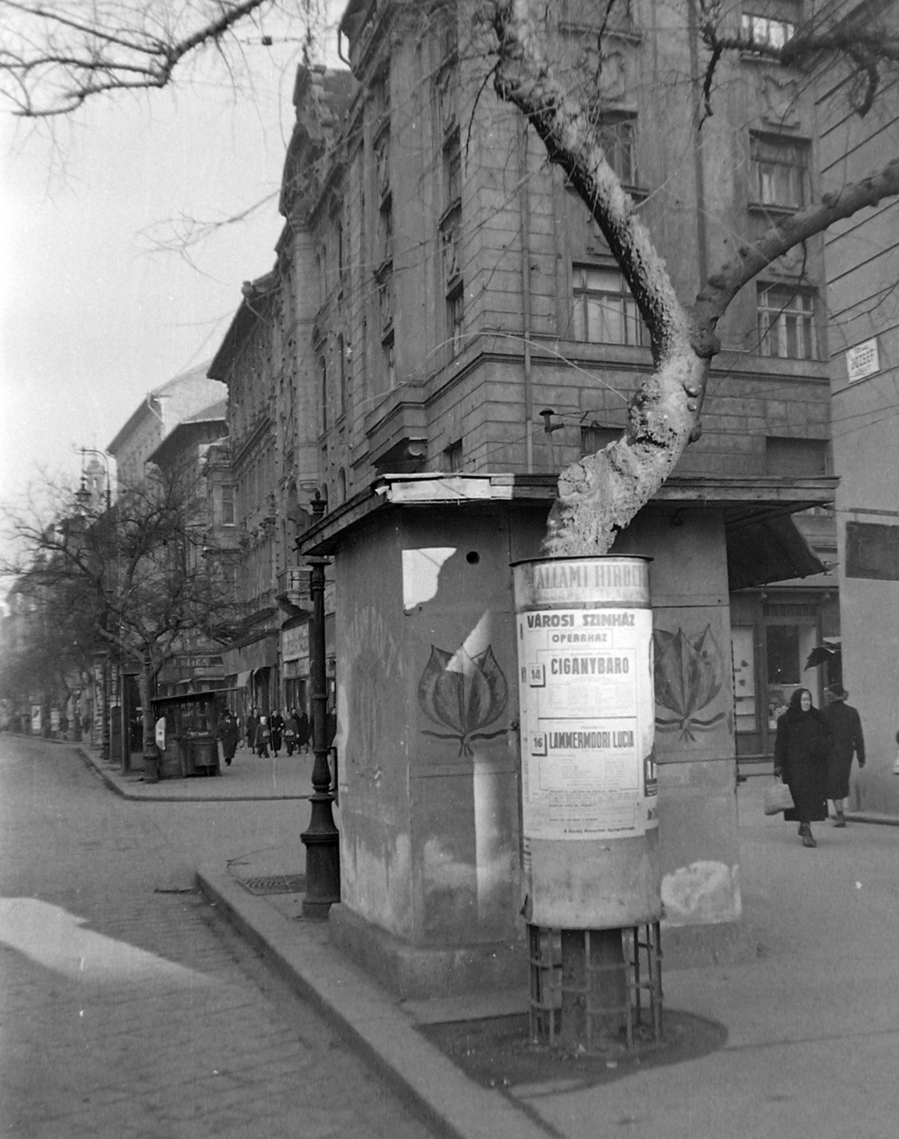 Magyarország, Budapest VIII., József körút, jobbra a Corvin (Kisfaludy) köz., 1950, Magyar Rendőr, plakát, hirdetőoszlop, trafik, Budapest, Fortepan #16635