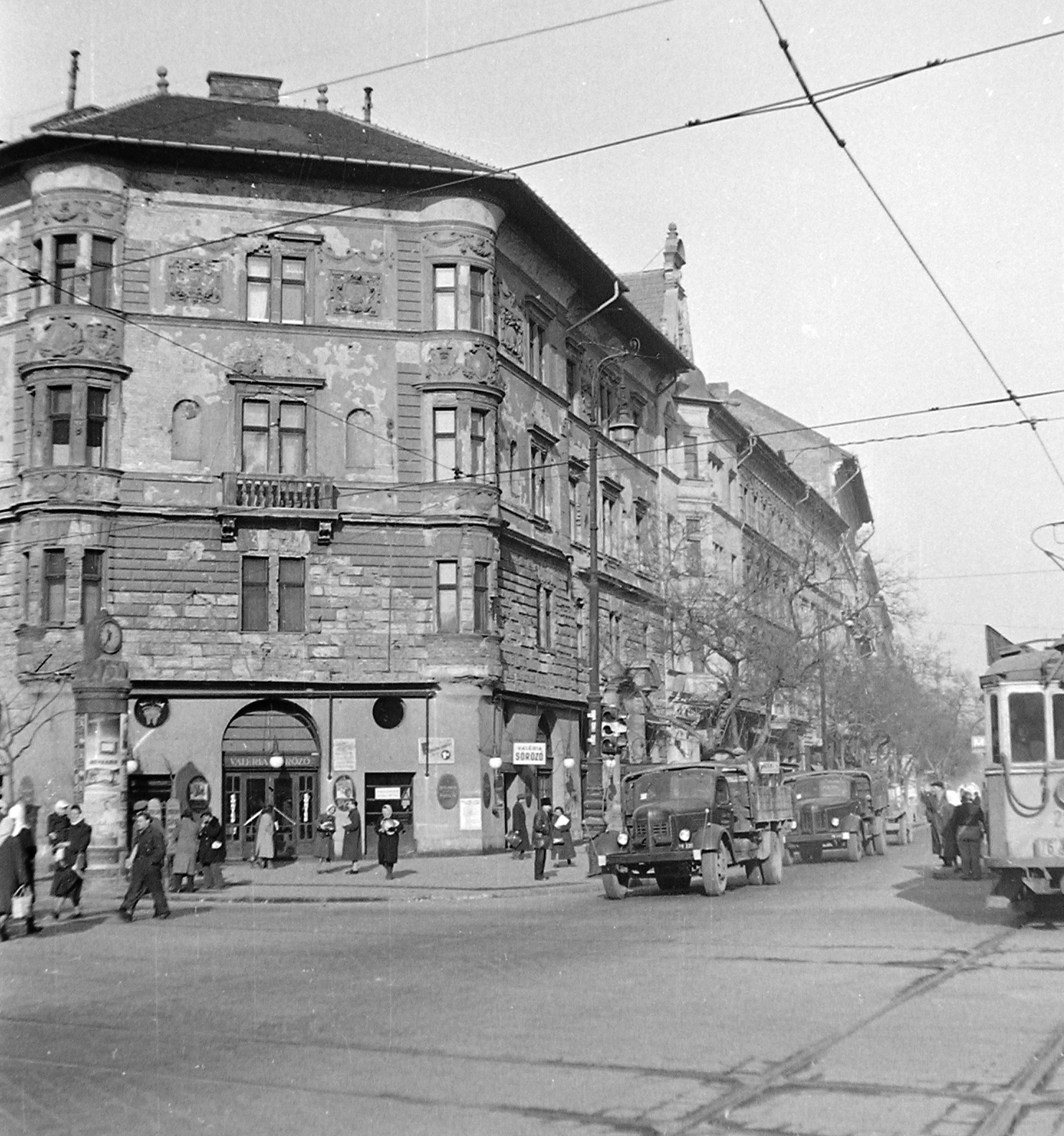 Magyarország, Budapest VIII., Üllői út - Nagykörút sarok., 1950, Magyar Rendőr, közlekedés, teherautó, villamos, Budapest, Zisz-150, Zisz-márka, söröző, sarokház, Fortepan #16636