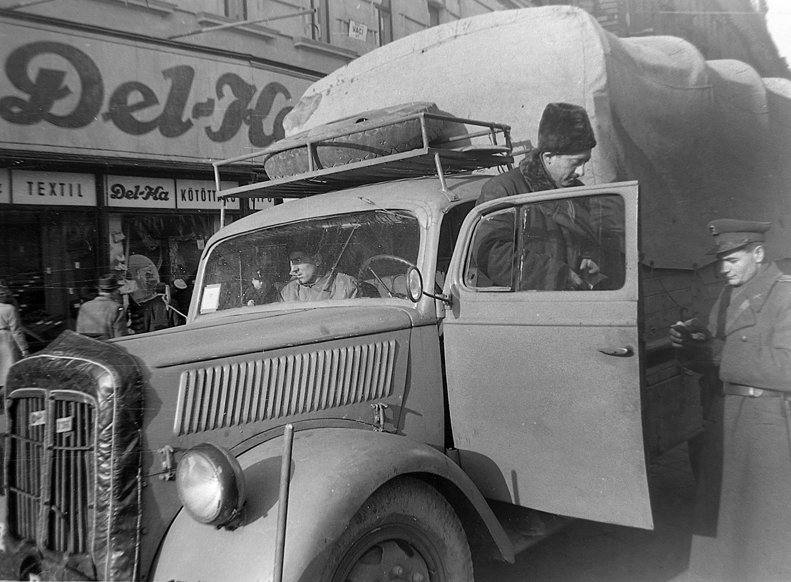 Hungary, Budapest XIII., Váci út - Nyugati (Marx) tér találkozása, háttérben a Kádár utca. Opel Blitz típusú teherautó., 1951, Magyar Rendőr, sign-board, Gerrman brand, Opel-brand, commercial vehicle, cop, identity check, Budapest, Fortepan #16637