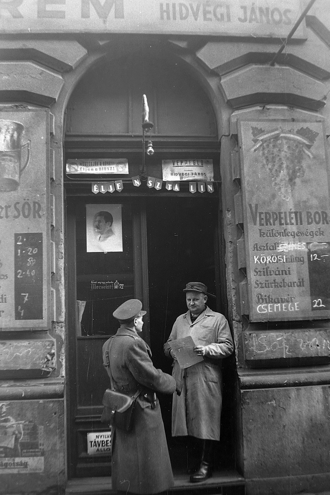 Magyarország, Budapest V., Bihari János (Zsitvay Leó) utca 17., 1950, Magyar Rendőr, cégtábla, rendőr, kocsma, Sztálin ábrázolás, Budapest, Dreher-márka, vendéglő, Fortepan #16638