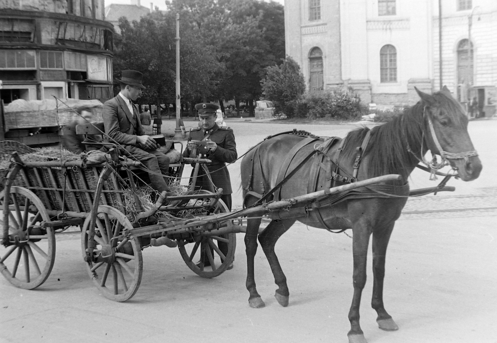 Hungary, Debrecen, Kossuth tér, jobbra a Református Nagytemplom, mögötte a Kálvin tér., 1951, Magyar Rendőr, horse, chariot, cop, identity check, Fortepan #16658