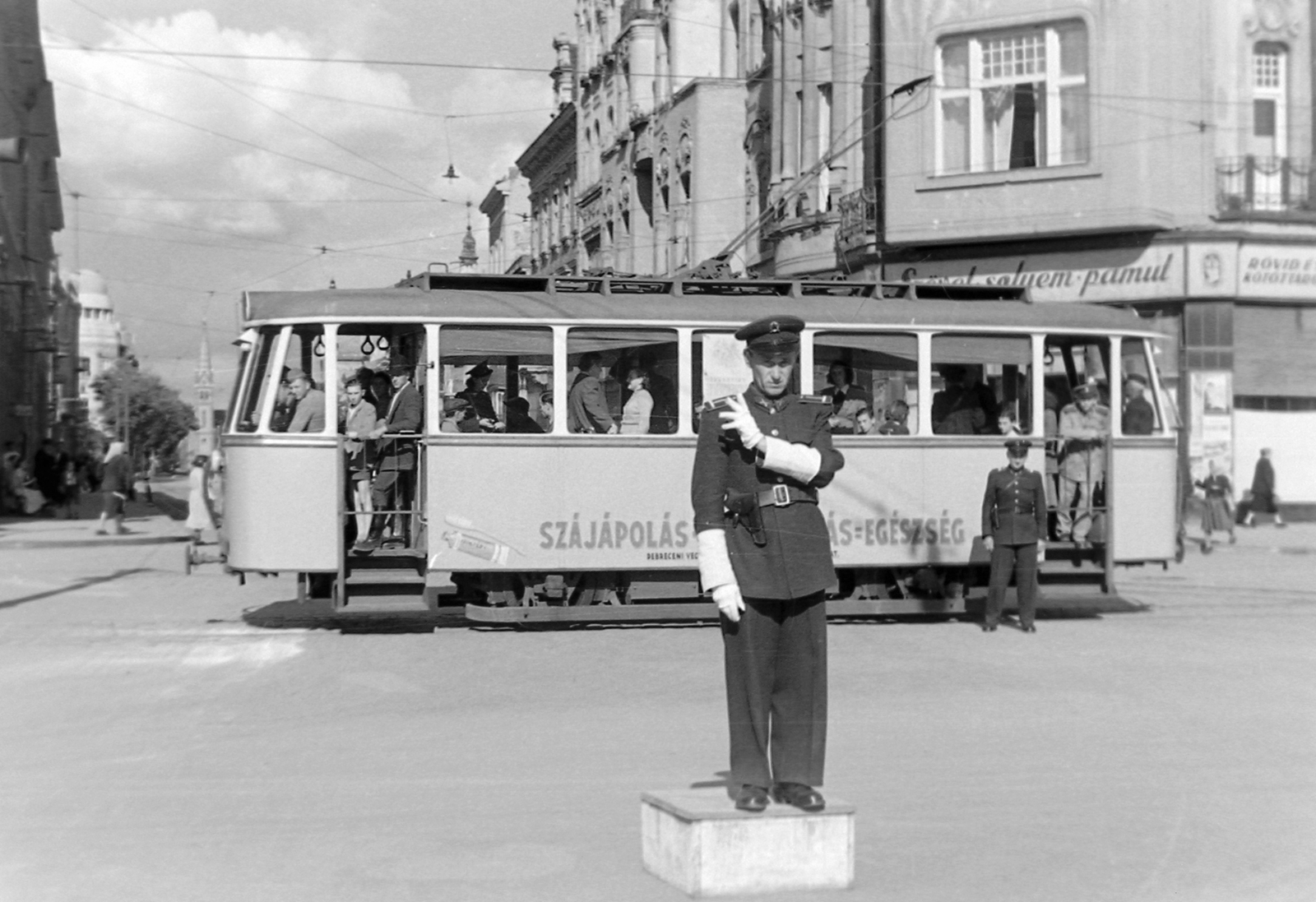 Hungary, Debrecen, Kossuth utca a Piac utcai (Vörös Hadsereg útja) kereszteződésből nézve, távolban a Veres templom., 1951, Magyar Rendőr, cop, tram, pulpit for police officers, Fortepan #16659