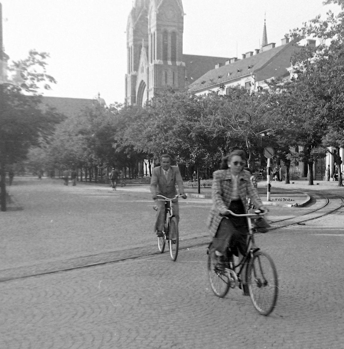 Hungary, Békéscsaba, Szent István tér, Belvárosi Páduai Szent Antal-templom., 1950, Magyar Rendőr, bicycle, church, Puch-brand, Catholic Church, Neo-Gothic-style, Antal Hofhauser-design, Fortepan #16662