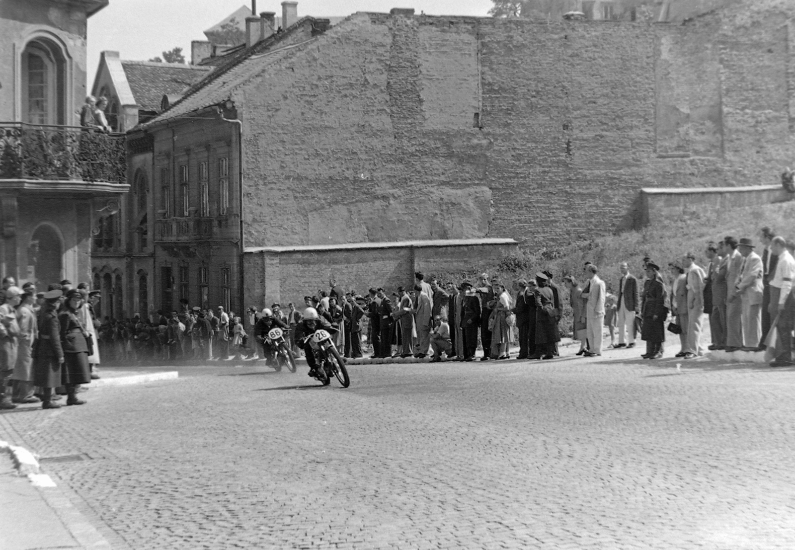 Hungary, Víziváros, Budapest I., Hunyadi János út - Donáti utca sarok. Motorverseny a Várban., 1950, Magyar Rendőr, motorcycle, Budapest, Fortepan #16663