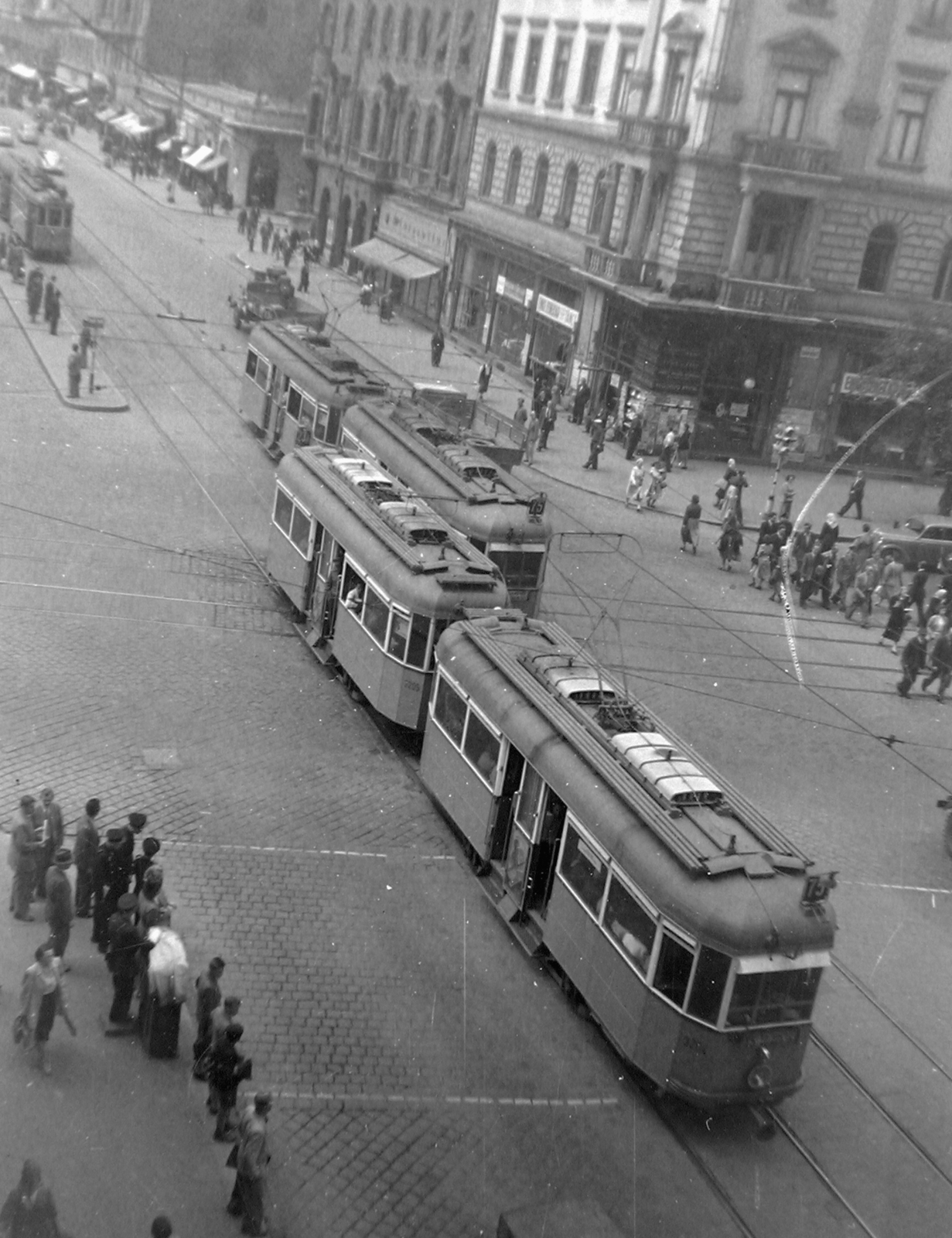 Magyarország, Budapest VIII.,Budapest VII., Rákóczi út, jobbra a Nagykörút kereszteződésénél az EMKE ház., 1950, Magyar Rendőr, közlekedés, magyar gyártmány, villamos, villamosmegálló, Ganz-márka, Budapest, Fortepan #16666