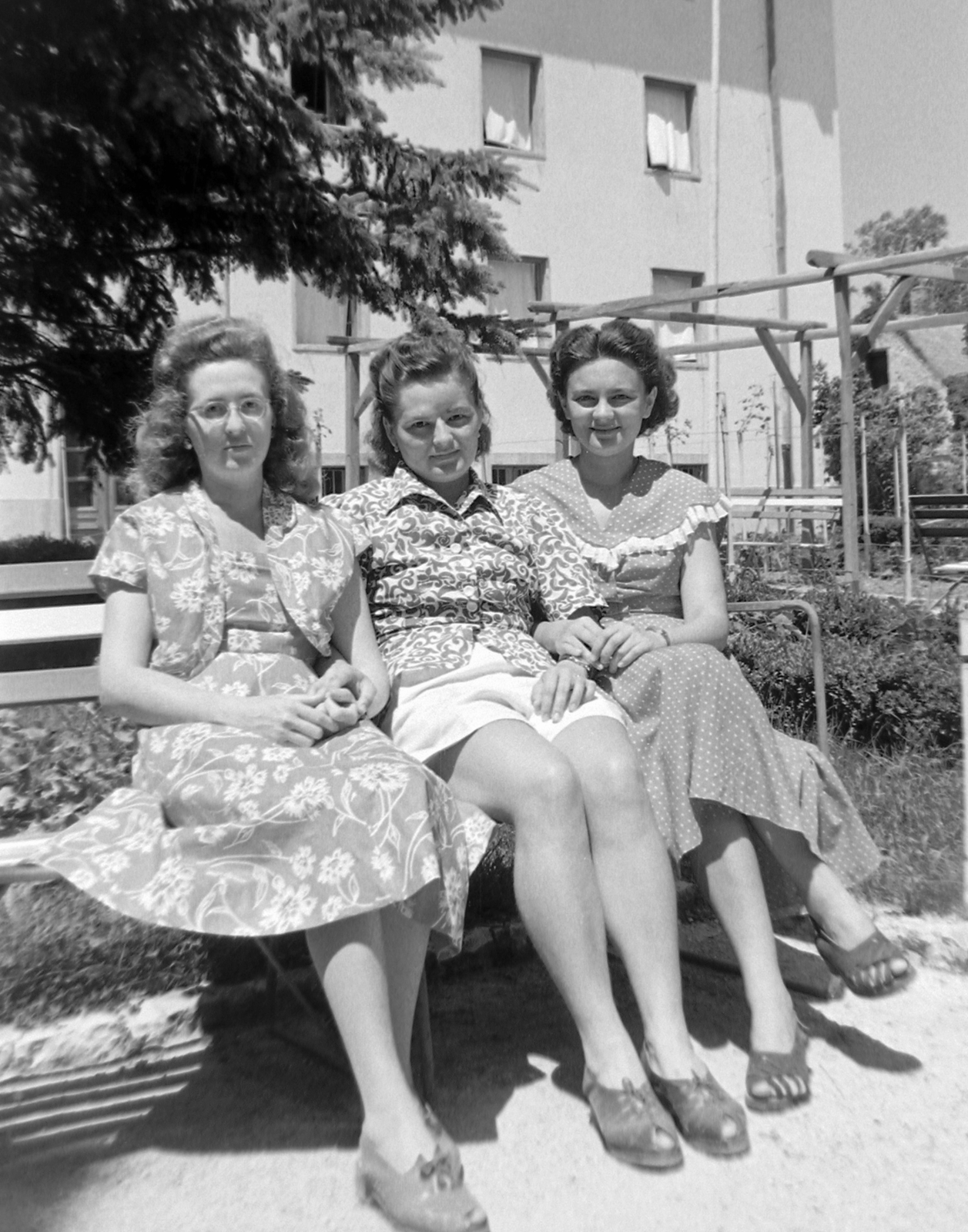 Hungary, Balatonfüred, BM üdülő., 1950, Magyar Rendőr, smile, lady, leg over leg, summer dresses, bench, Fortepan #16672