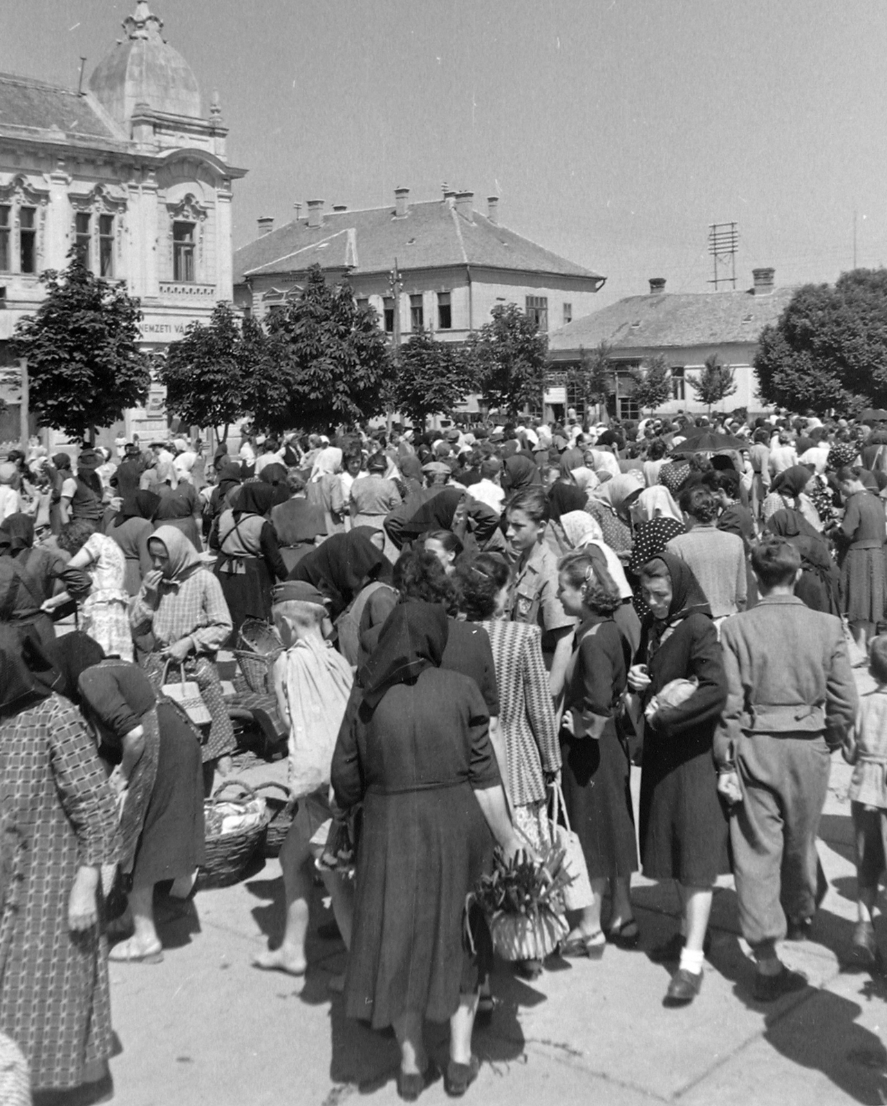 Hungary, Kisújszállás, piac a volt Takarékpénztár mellett., 1950, Magyar Rendőr, market, folk costume, Fortepan #16673