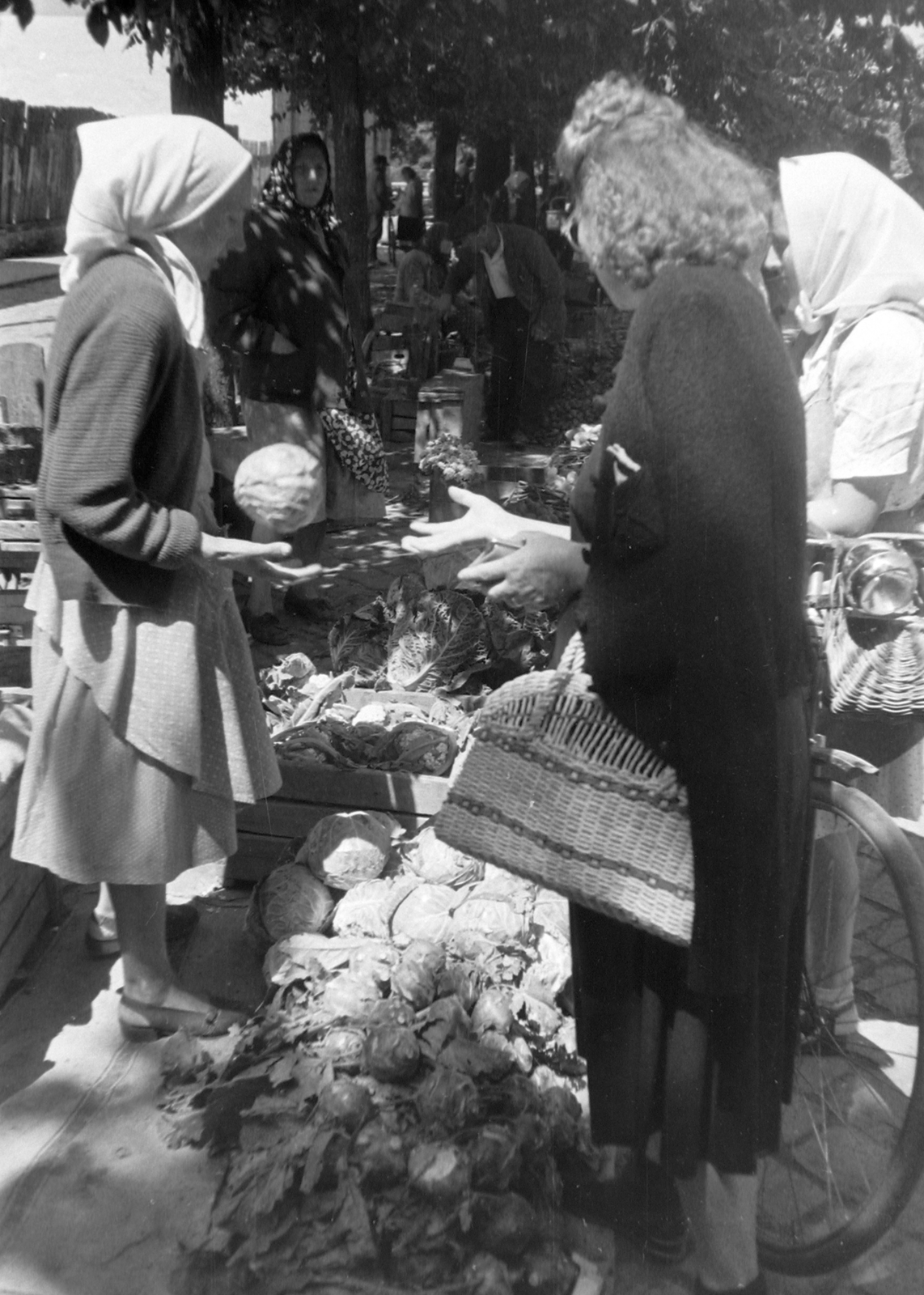 Hungary, Karcag, Fő tér, heti piac., 1951, Magyar Rendőr, bulrush bag, market, produce, Fortepan #16674