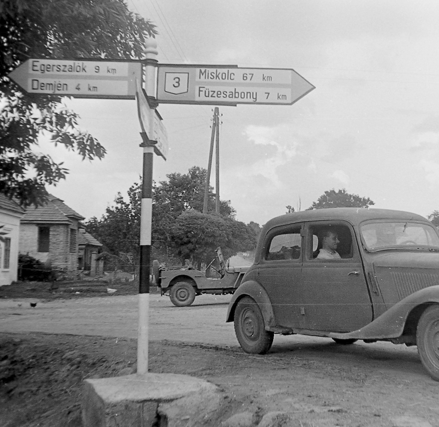 Hungary, Kerecsend, 1951, Magyar Rendőr, american brand, road signs, street view, Jeep, automobile, Willys-brand, Fortepan #16678