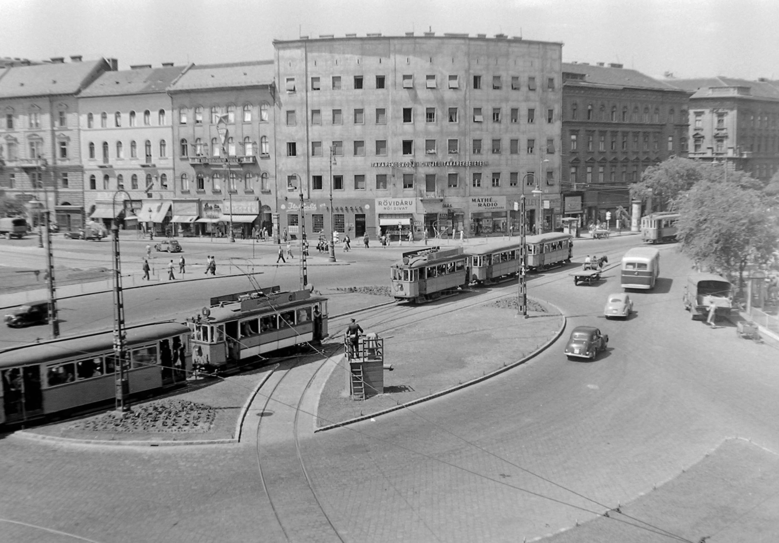 Hungary, Budapest V.,Budapest VI., Nyugati (Marx) tér a Nyugati pályaudvar felől nézve., 1951, Magyar Rendőr, traffic, bus, sign-board, Horse-drawn carriage, commercial vehicle, street view, genre painting, cop, tram, ad pillar, tricycle, handbarrow, automobile, haberdashery, pulpit for police officers, Budapest, Fortepan #16679