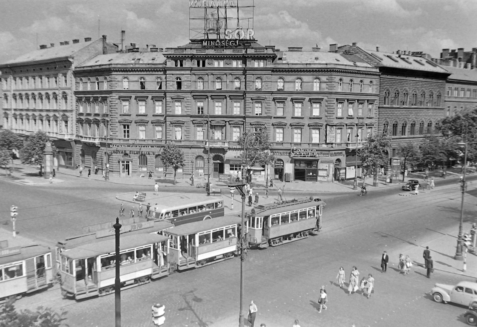 Magyarország, Budapest VI., Oktogon (November 7. tér)., 1951, Magyar Rendőr, autóbusz, villamos, MÁVAG-márka, MÁVAG Tr5, Budapest, Fortepan #16681