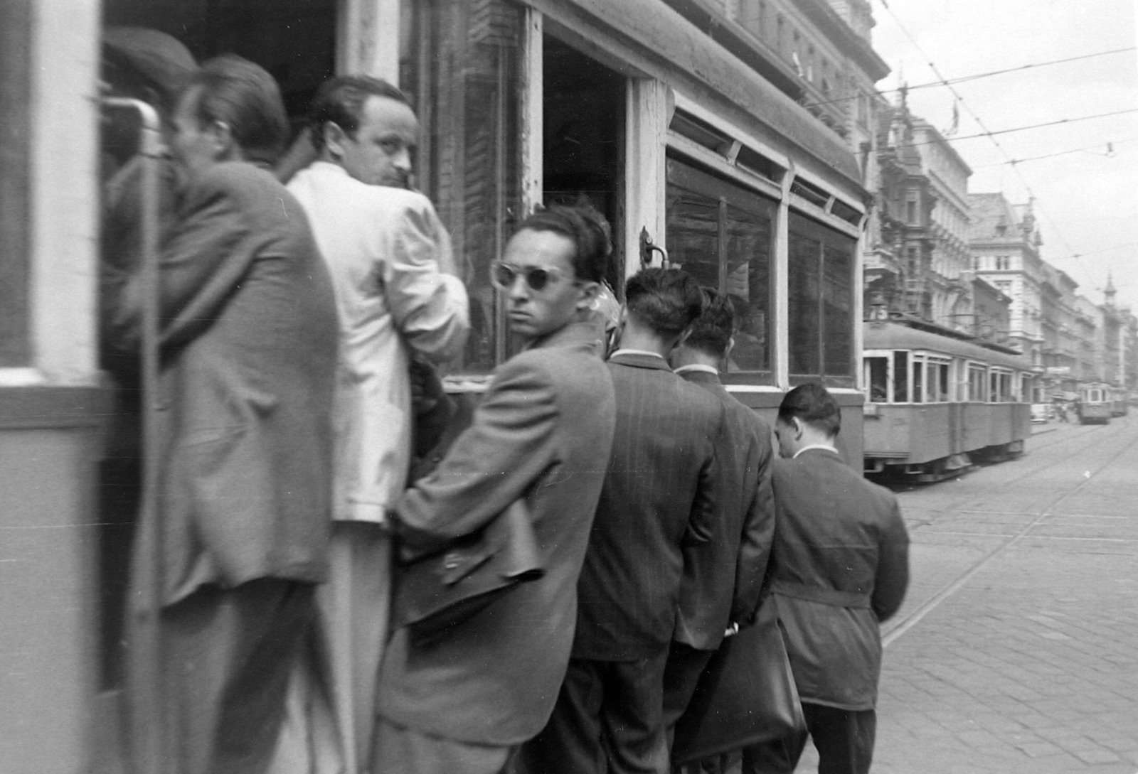 Hungary, Budapest VIII.,Budapest VII., Rákóczi út a nagykörúti kereszteződésből a Keleti pályaudvar felé nézve., 1951, Magyar Rendőr, Hungarian brand, tram, shades, Ganz-brand, Budapest, Fortepan #16685