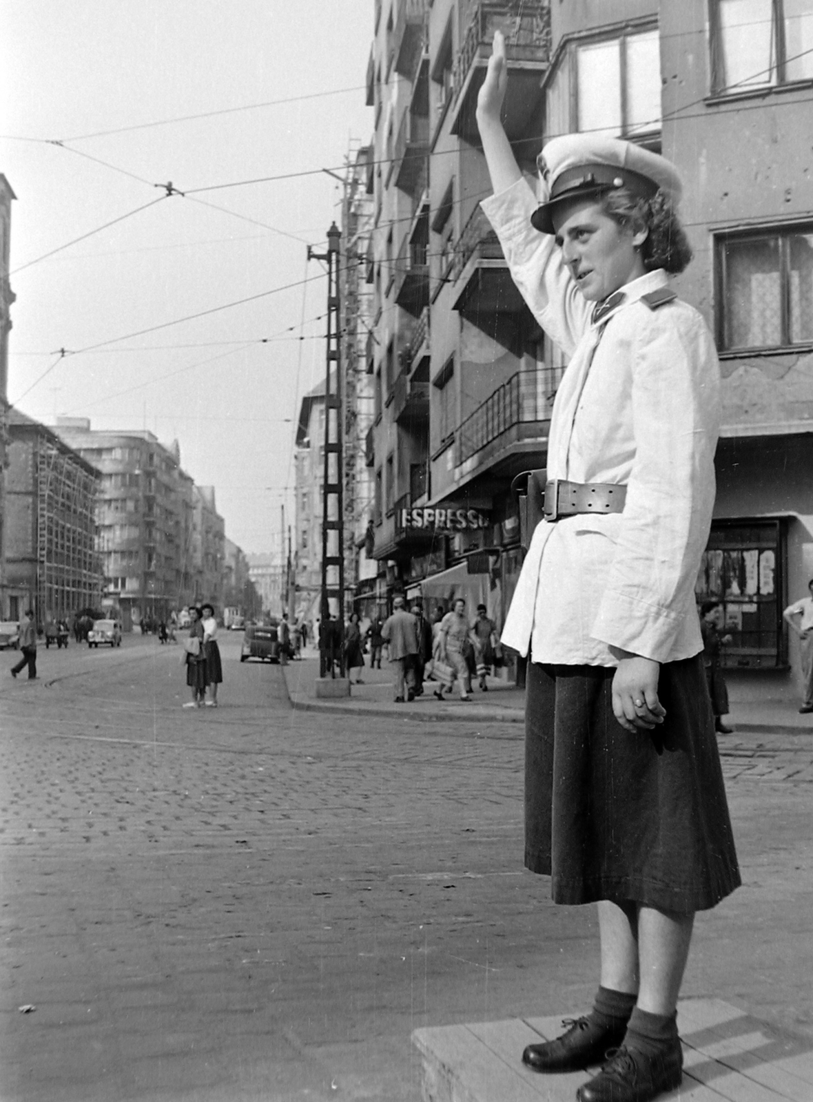 Hungary, Budapest II., Margit körút (Mártírok útja) a Horvát utca felől a Török utca felé nézve., 1951, Magyar Rendőr, cop, pulpit for police officers, Budapest, police woman, directing traffic, Fortepan #16688