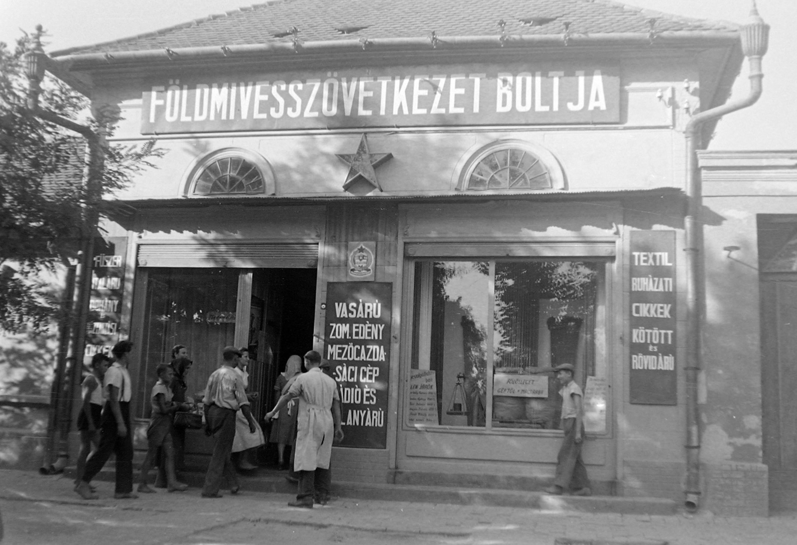 Magyarország, Földművesszövetkezet boltja, beszolgáltatási átvevőhely., 1951, Magyar Rendőr, cégtábla, vörös csillag, szövetkezeti bolt, Fortepan #16695