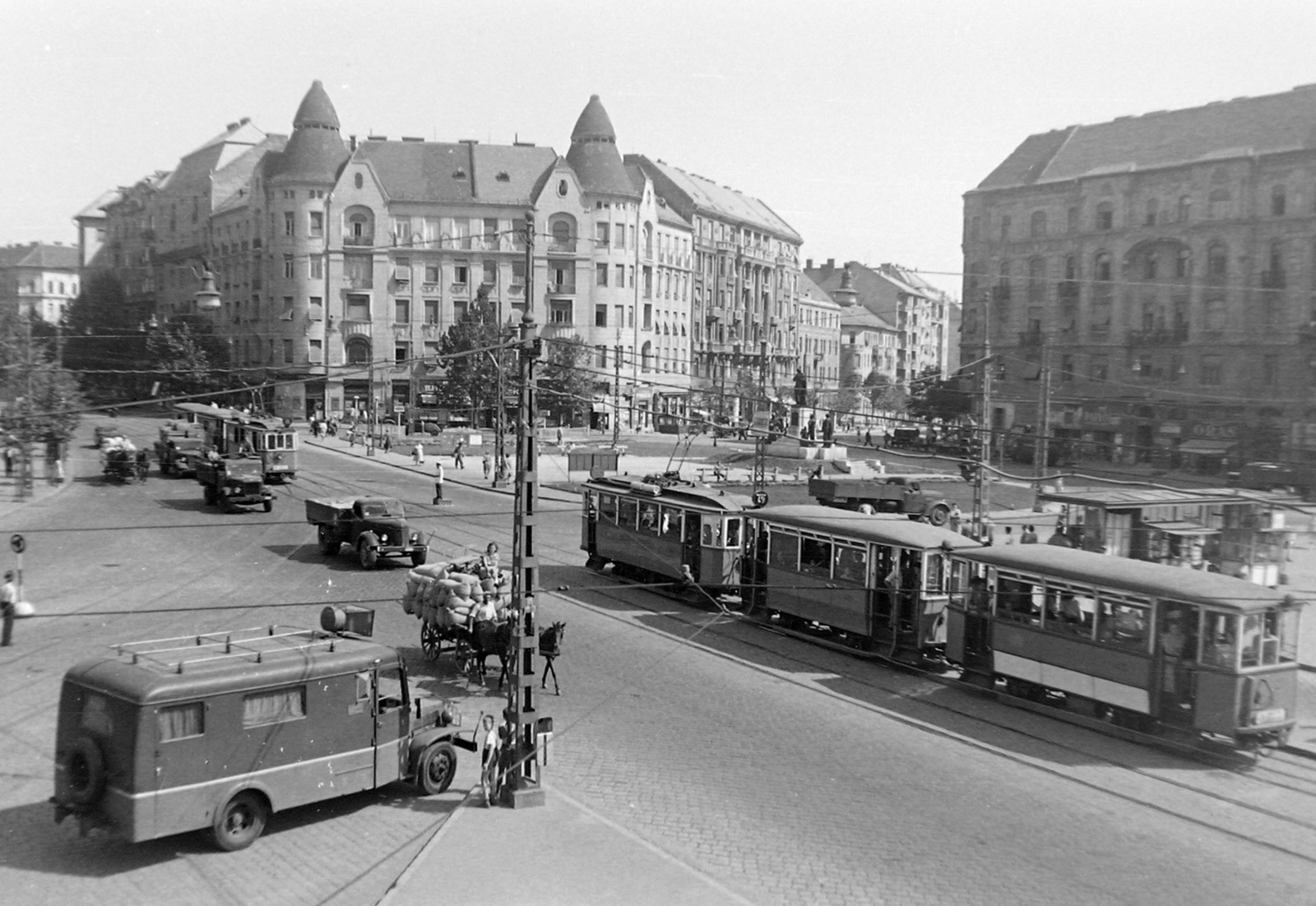Magyarország, Budapest XI., Móricz Zsigmond körtér., 1951, Magyar Rendőr, közlekedés, forgalom, autóbusz, lovaskocsi, teherautó, utcakép, életkép, rendőr, Csepel-márka, villamos, hangszóró, villamosmegálló, rendőrdobogó, Budapest, Rába-márka, Zisz-150, Zisz-márka, Fortepan #16696