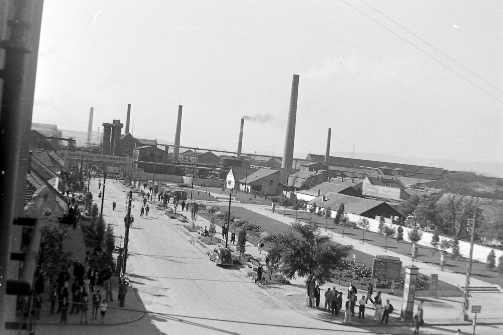 Hungary, Budapest XXI., a Rákosi Mátyás Vas- és Fémművek főbejárata a Szent Imre (Tanácsház) tér felől., 1951, Magyar Rendőr, Budapest, factory chimney, factory, Fortepan #16697