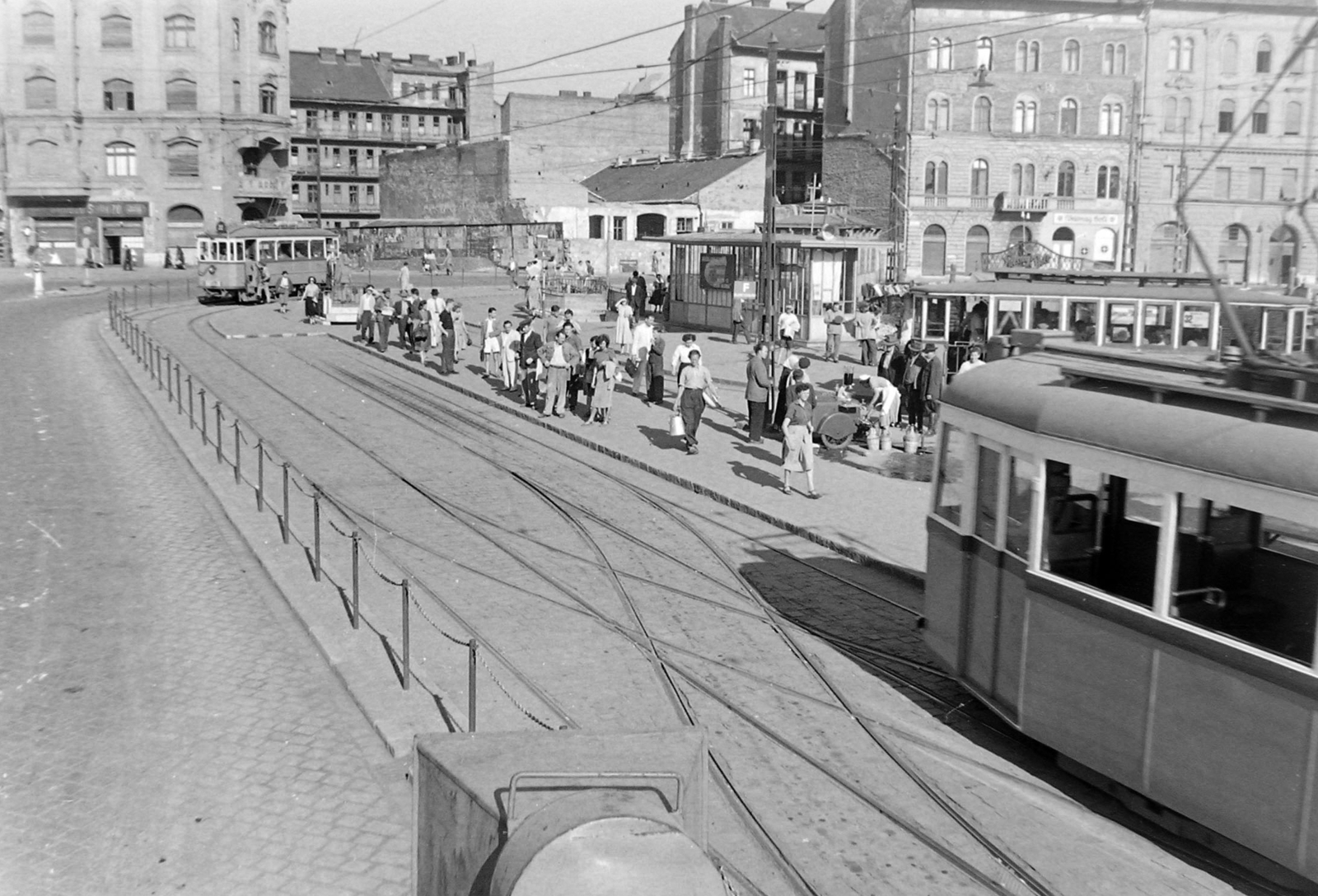 Hungary, Budapest IX., Boráros tér., 1952, Magyar Rendőr, street view, genre painting, tram, speaker, tram stop, demijohn, Stuka tramway, Budapest, Fortepan #16702