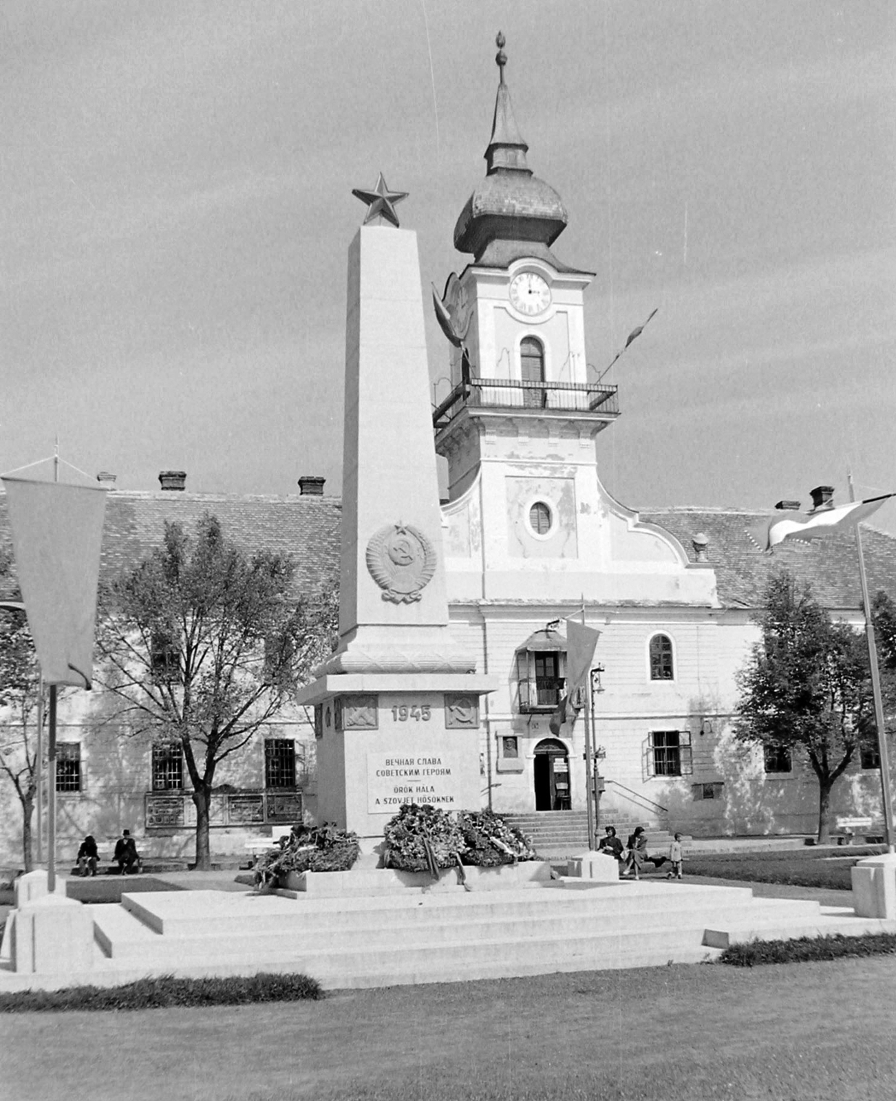 Hungary, Nagykőrös, Szabadság tér, szovjet emlékmű, háttérben a Városháza., 1952, Magyar Rendőr, public building, Soviet memorial, Fortepan #16704