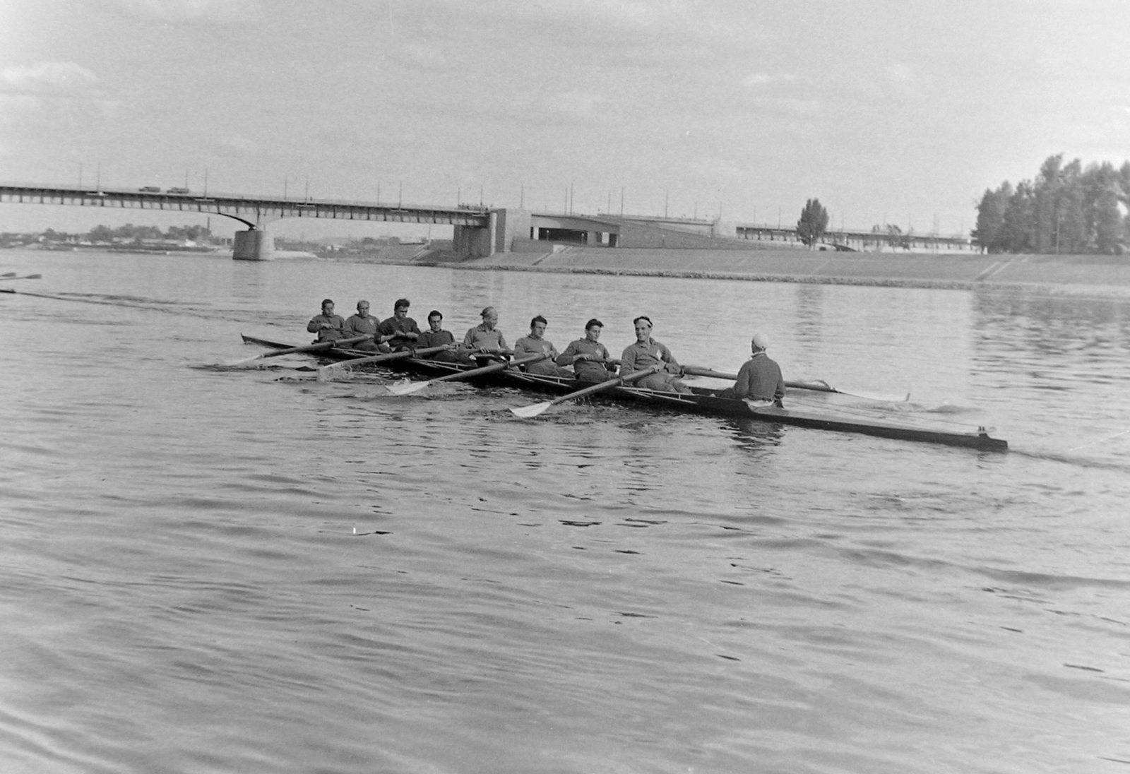 Hungary, Budapest, Árpád (Sztálin) híd és a Margitszigetre vezető lehajtó a Dunáról nézve., 1952, Magyar Rendőr, bridge, boat, paddling, Danube, Duna-bridge, Pál Sávoly-design, János Kossalka-design, beam bridge, Károly Széchy-design, Fortepan #16708
