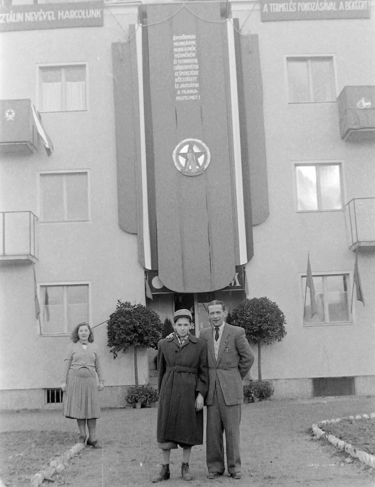 Hungary, Dunaújváros, (Sztálinváros), Május 1. úti lakótelep., 1951, Magyar Rendőr, blocks, political decoration, man and woman, Fortepan #16711