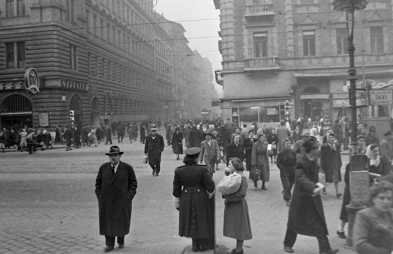 Hungary, Budapest XIII., Szent István körút, szemben a Visegrádi (Kiss József) utca torkolata., 1951, Magyar Rendőr, hat, smoking, street view, genre painting, signal, cop, cigar, taxicab stand, pulpit for police officers, Budapest, rails, Fortepan #16719