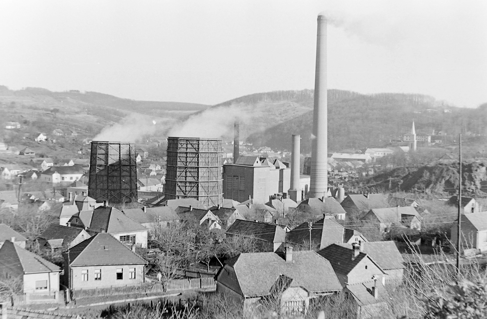 Hungary, Komló, látkép a Pécsi út régi temetői kanyarja felől., 1951, Magyar Rendőr, factory chimney, Fortepan #16726