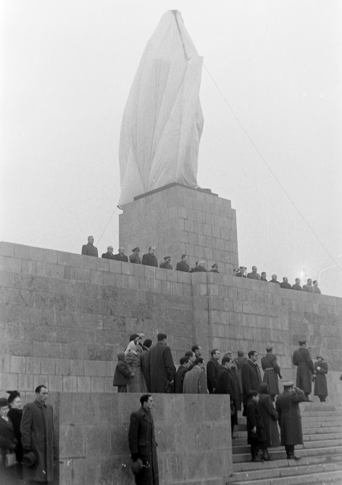 Hungary, Budapest XIV., a mai Ötvenhatosok tere, Mikus Sándor szobrászművész alkotása, a Sztálin szobor avatása 1951. december 16-án., 1951, Magyar Rendőr, personality cult, sculpture, monument, Joseph Stalin portrayal, Budapest, Fortepan #16728