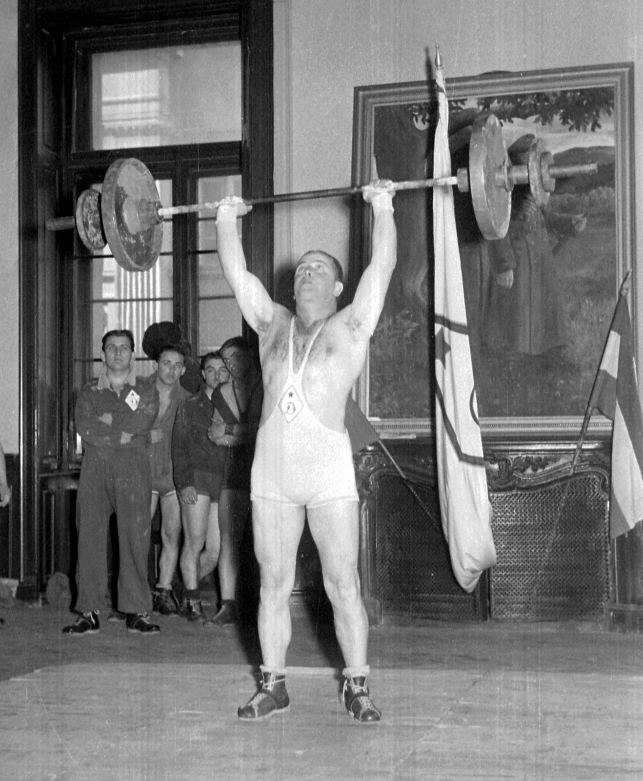 Hungary, Budapest V., Zrinyi utca 5. Duna Palota (hosszú terem)., 1952, Magyar Rendőr, flag, painting, weight lifting, socialist realism, sport jersey, Budapest, Fortepan #16743