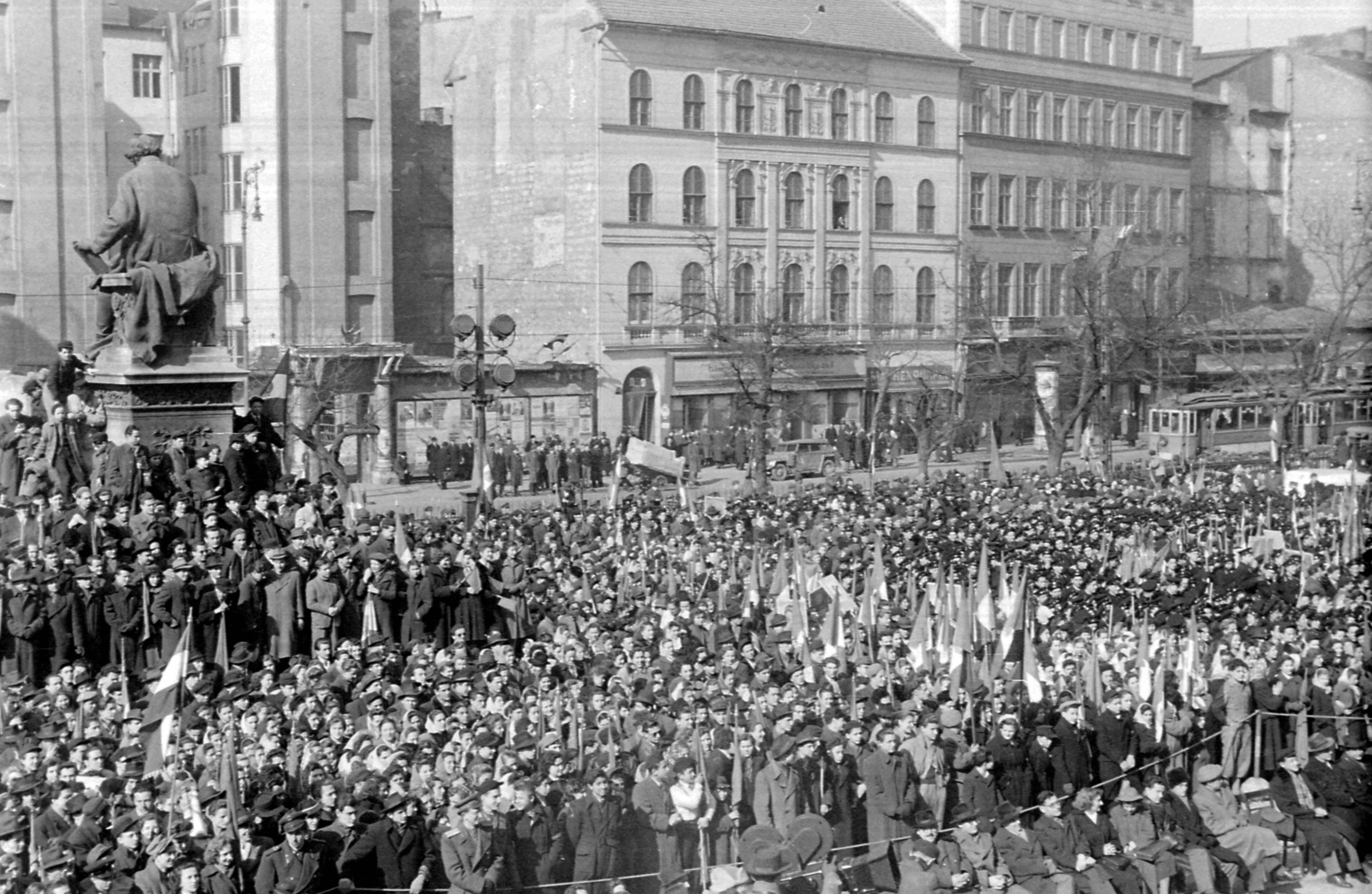 Hungary, Budapest VIII.,Budapest V., Múzeumkert, március 15-i ünnepség a Magyar Nemzeti Múzeum lépcsőjéről nézve., 1952, Magyar Rendőr, street view, festive, tram, Budapest, Fortepan #16744