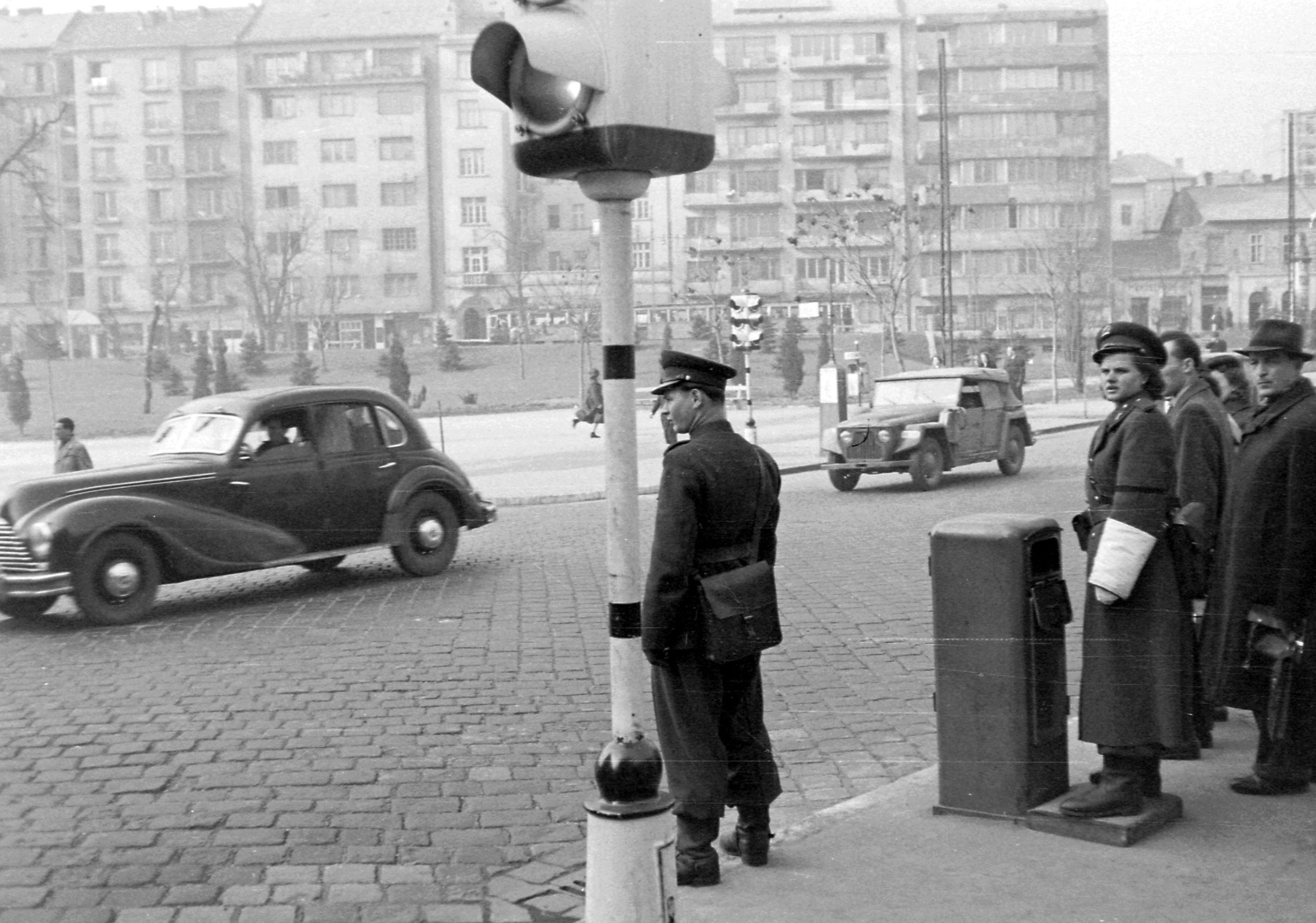 Hungary, Budapest I., Alagút utca, balra a Horváth-kert, háttérben a Krisztina körút épületei., 1952, Magyar Rendőr, transport, vehicle, Czechoslovak brand, German brand, street view, genre painting, Skoda-brand, signal, cop, EMW-brand, automobile, Budapest, Fortepan #16752