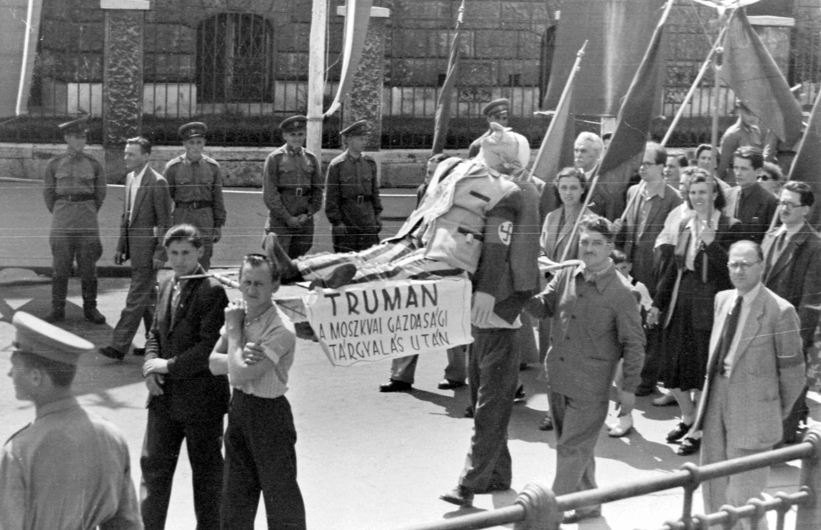 Hungary, Budapest VI., Andrássy (Sztálin) út - Dózsa György út sarok., 1952, Magyar Rendőr, uniform, cop, swastica, political decoration, march, soldier, armband, Budapest, Fortepan #16755