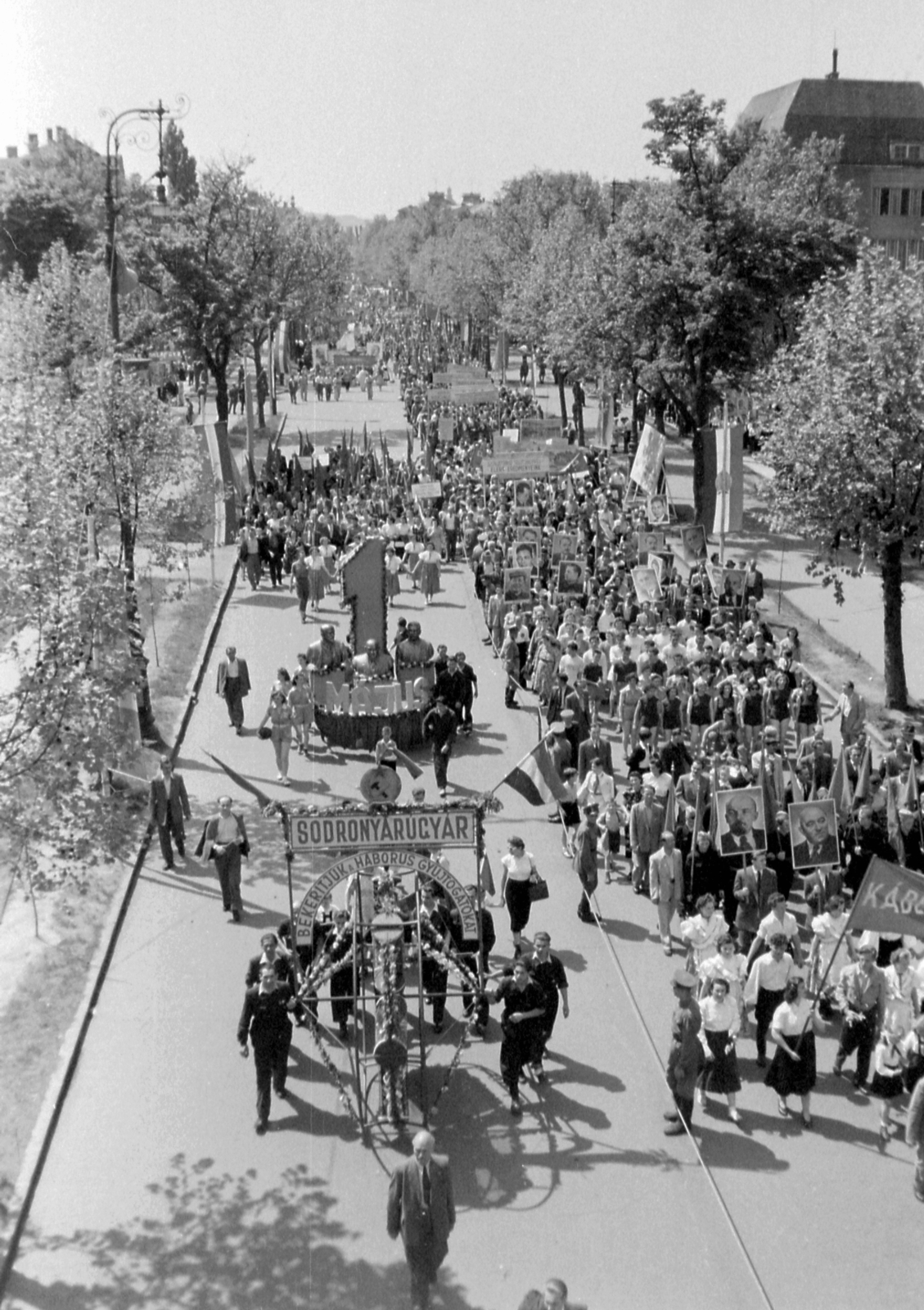 Hungary, Budapest VI., Andrássy (Sztálin) út, május 1-i felvonulás., 1952, Magyar Rendőr, street view, genre painting, march, 1st of May parade, Budapest, ad truck, Fortepan #16756