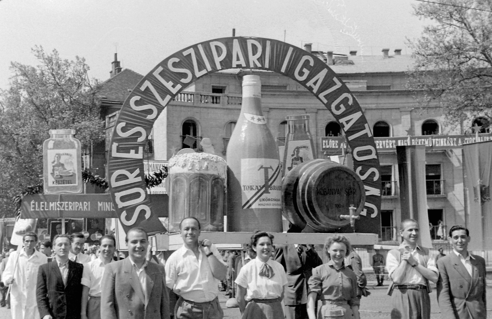 Hungary, Budapest VI., Andrássy (Sztálin) út - Dózsa György út sarok, május 1-i felvonulás., 1952, Magyar Rendőr, political decoration, march, 1st of May parade, Budapest, ad truck, Fortepan #16760