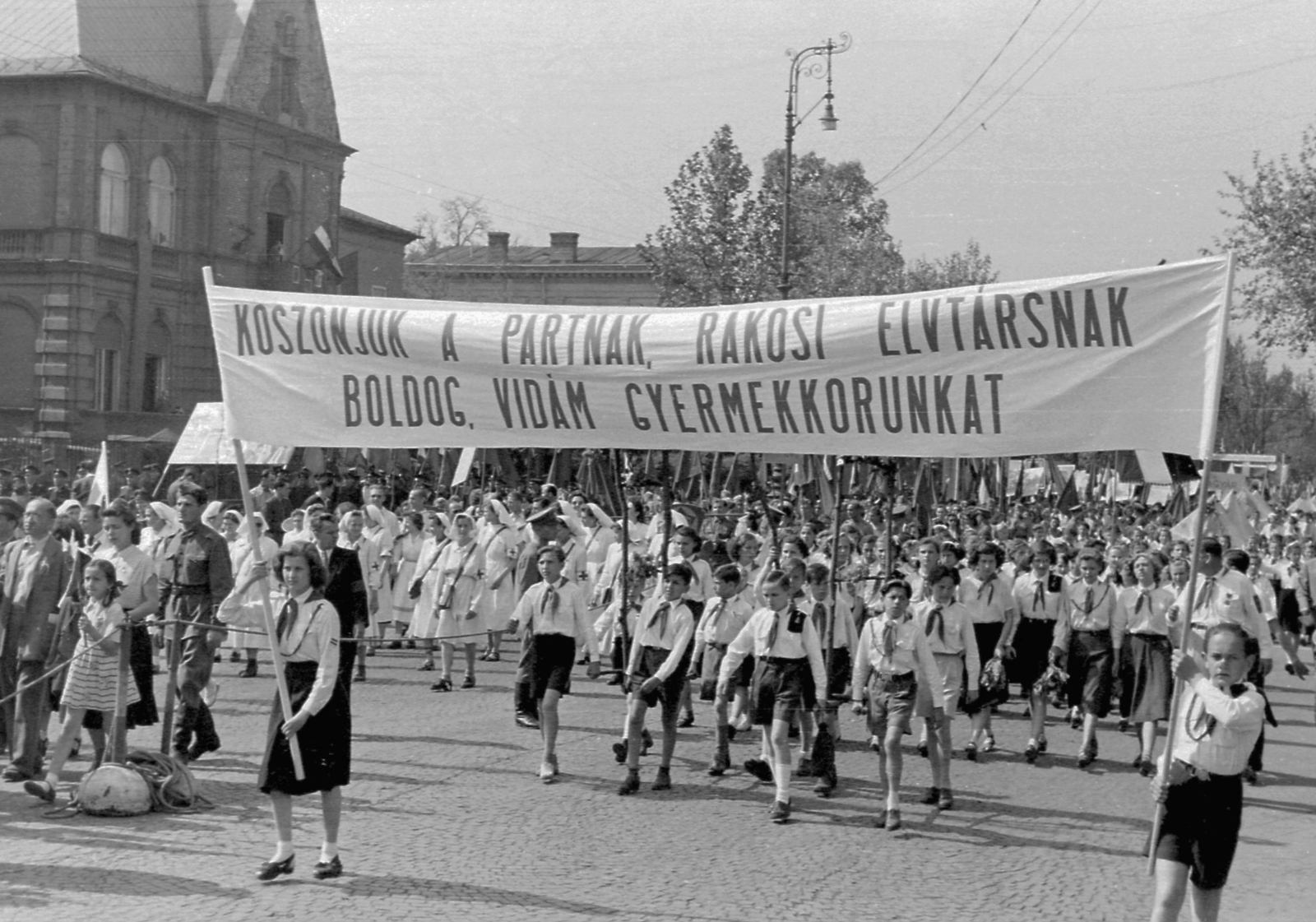 Hungary, Budapest VI., Andrássy (Sztálin) út a Hősök terénél, május 1-i felvonulás., 1952, Magyar Rendőr, pioneer, political decoration, march, 1st of May parade, Budapest, Fortepan #16761