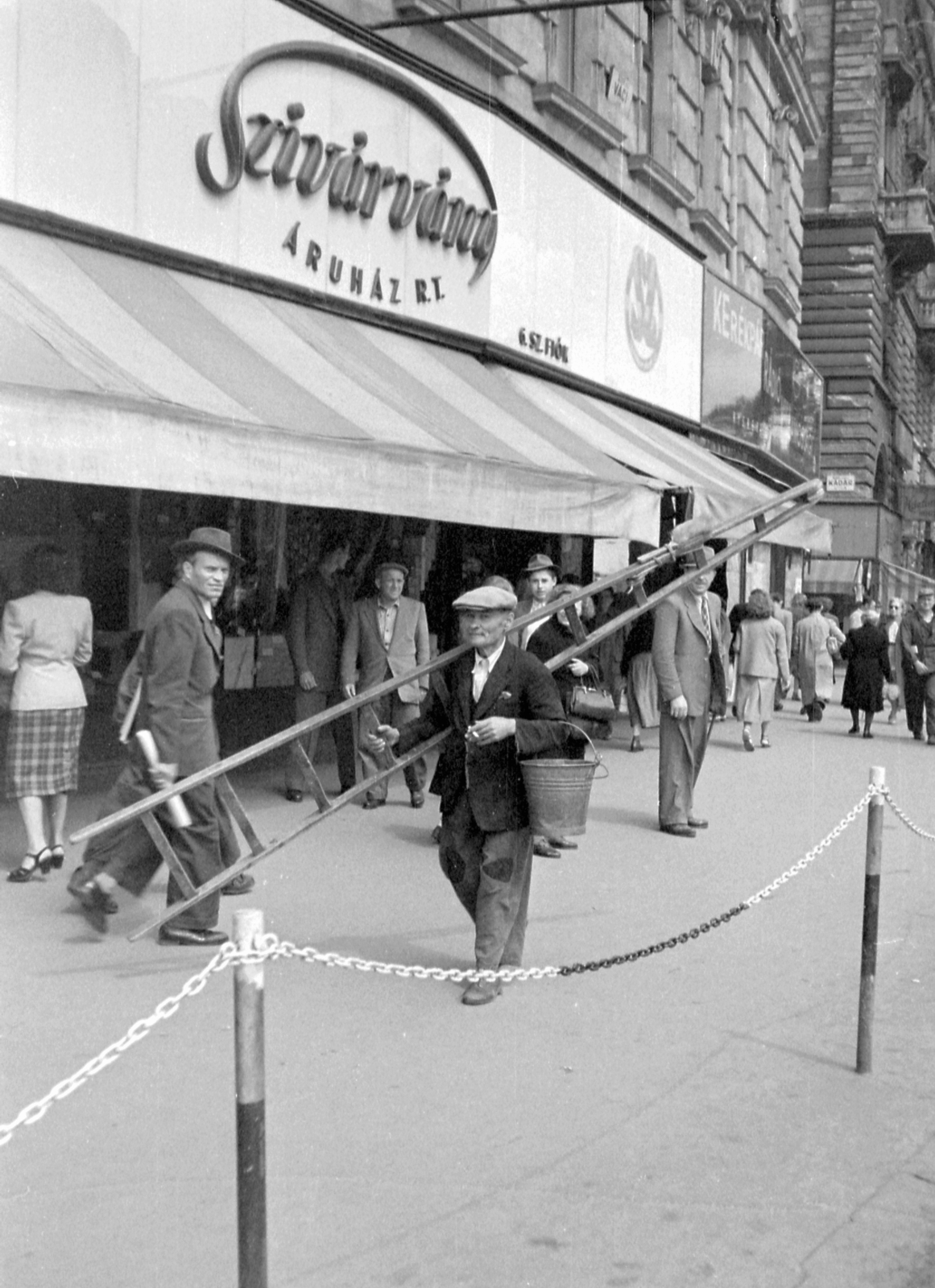 Hungary, Budapest XIII., Nyugati (Marx) tér a Váci út felé nézve. Balra hátul a Kádár utca torkolata., 1952, Magyar Rendőr, sign-board, street view, genre painting, ladder, bucket, Szivárvány-store, Budapest, Fortepan #16765