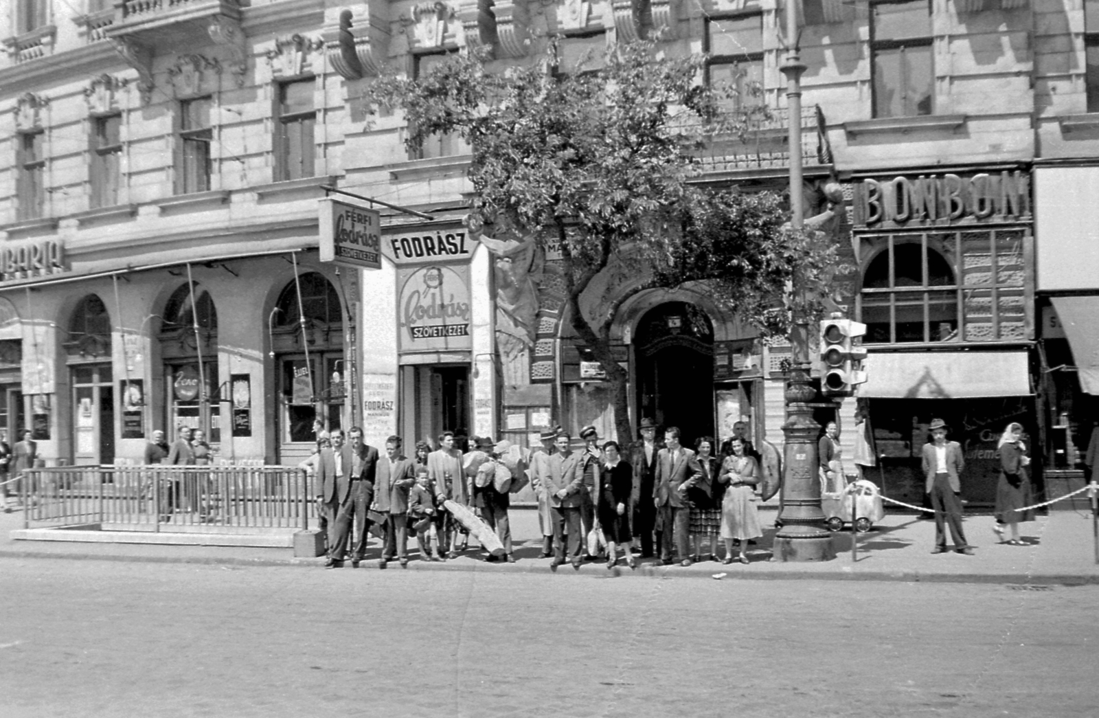 Hungary, Budapest XIII., Nyugati (Marx) tér a Szent István körút és a Váci út között. Szemben a 4. sz. épület kapuja., 1952, Magyar Rendőr, sign-board, baby carriage, street view, genre painting, signal, crosswalk, hairdresser, Budapest, Fortepan #16766