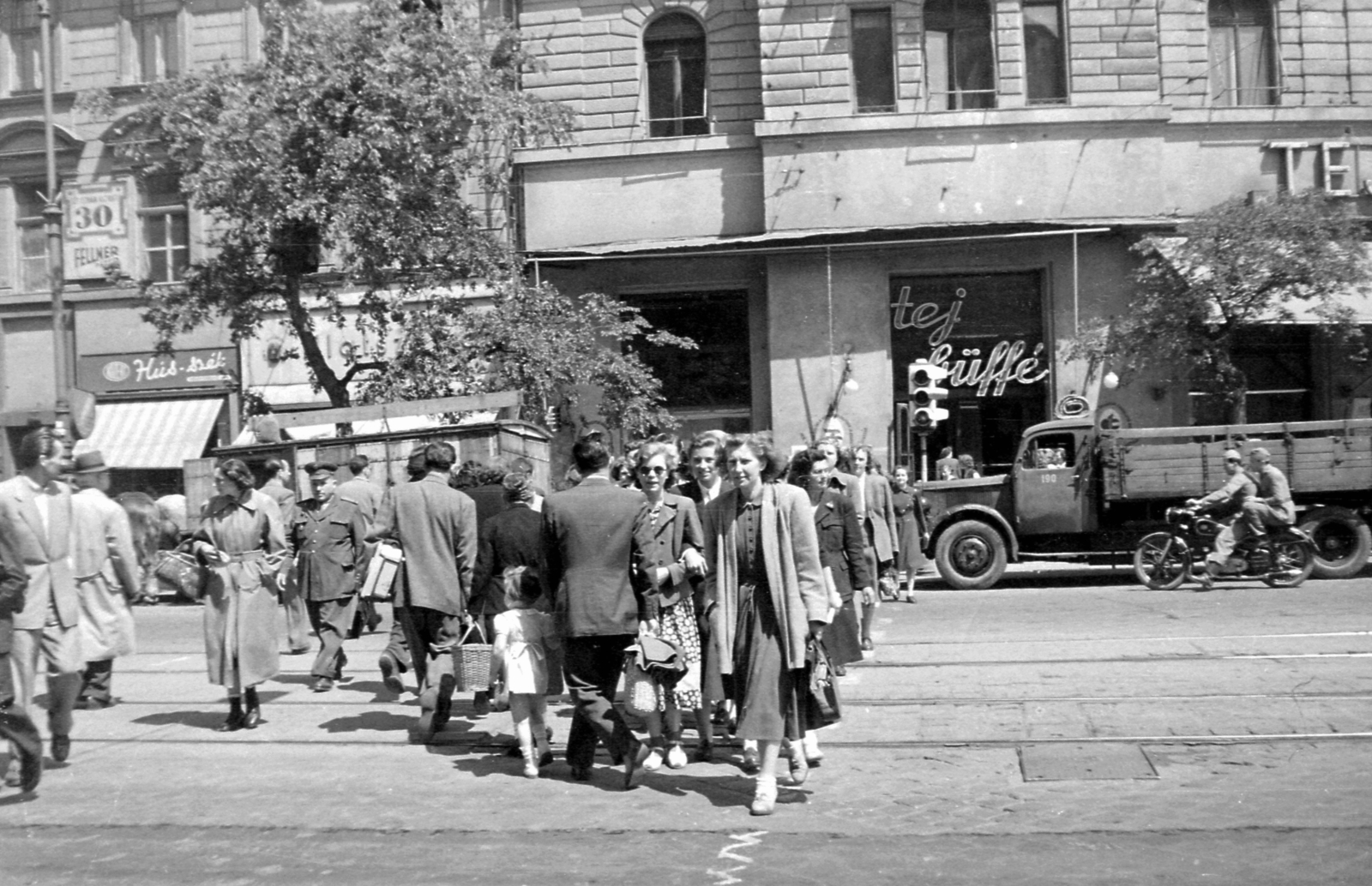 Magyarország, Budapest XIII., Szent István körút - Nyugati (Marx) tér találkozása., 1952, Magyar Rendőr, cégtábla, motorkerékpár, lovaskocsi, teherautó, utcakép, életkép, jelzőlámpa, gyalogátkelő, illatszerbolt, tejbüfé, Hús-szék, Budapest, sínpálya, Fortepan #16767