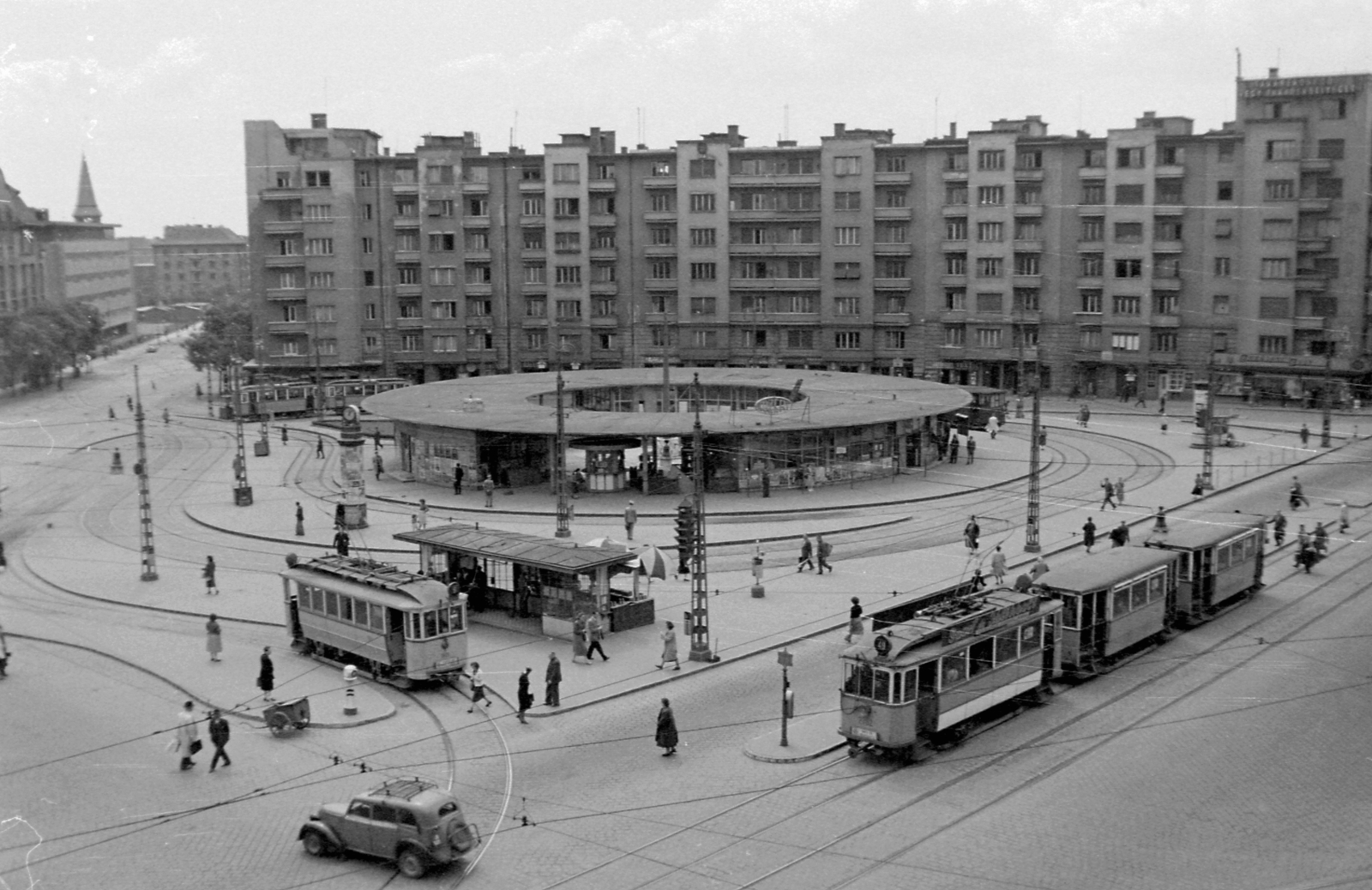 Hungary, Budapest XI., Móricz Zsigmond körtér., 1952, Magyar Rendőr, transport, traffic, watch, street view, genre painting, taxicab, Renault-brand, French brand, tram, ad pillar, csibi lamp, tram stop, untitled, Budapest, József Schall-design, Fortepan #16772
