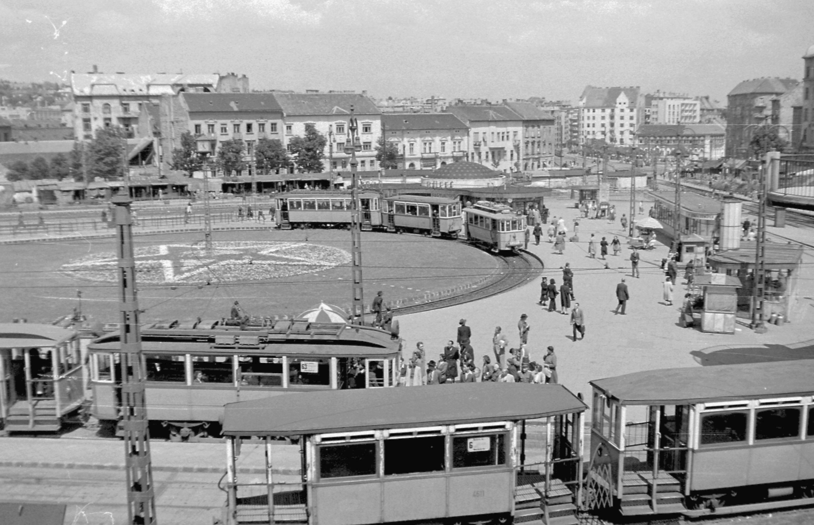 Hungary, Budapest II., Széll Kálmán (Moszkva) tér., 1952, Magyar Rendőr, sunshades, watch, pedestrian, street view, genre painting, tram, Red Star, tram stop, mushroom, Budapest, public transport line number, Fortepan #16773