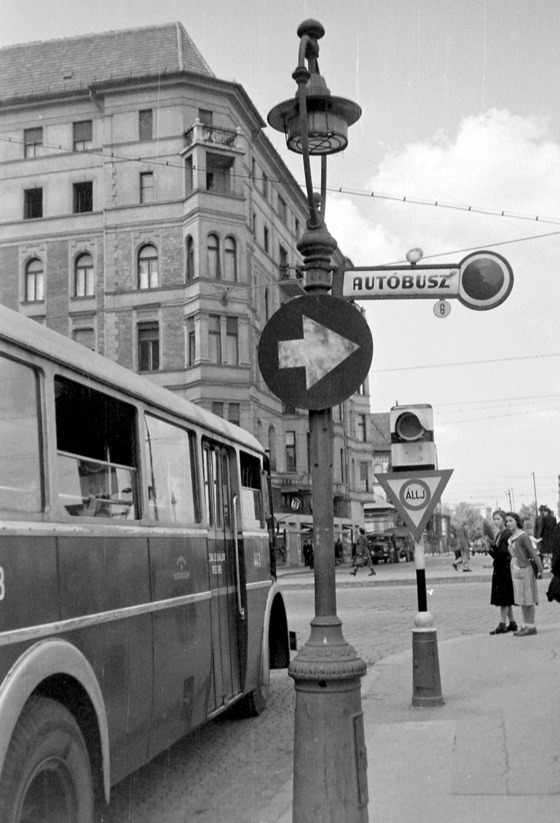 Hungary, Budapest II., Lipthay utca - Margit körút (Mártírok útja) sarok, szemben a Margit körút (Mártírok útja) 1. a Margit híd budai hídfőjénél., 1952, Magyar Rendőr, transport, bus, street view, signal, MÁVAG-brand, bus stop, Budapest, Fortepan #16776