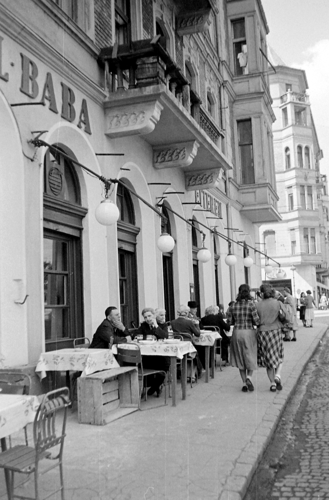 Hungary, Budapest II., Lipthay utca a Margit körút (Mártírok útja) felé nézve, szemben a Margit körút (Mártírok útja) 1. a Margit híd budai hídfőjénél., 1952, Magyar Rendőr, hospitality, street view, Budapest, Fortepan #16778