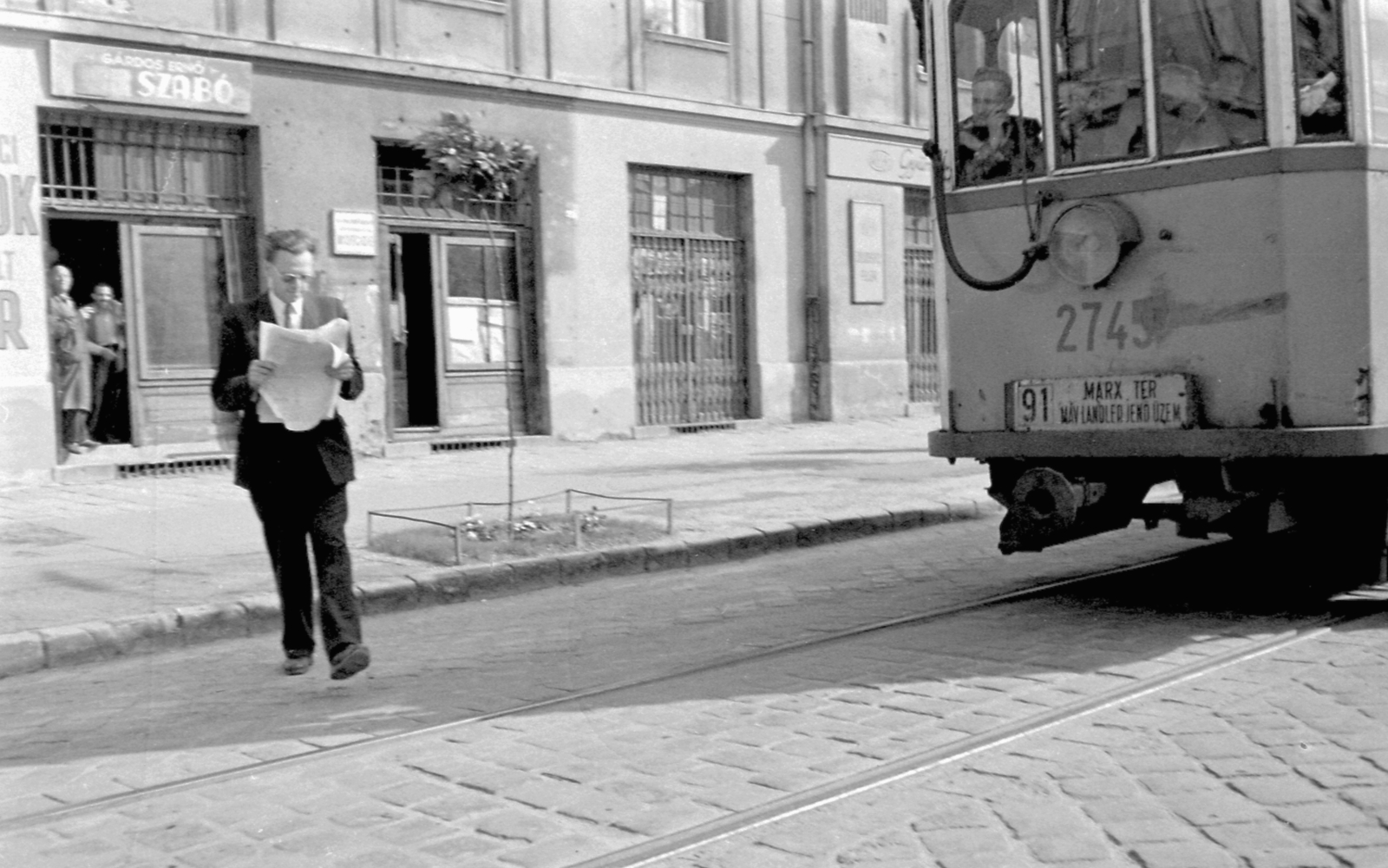 Hungary, Budapest VI., Lehel utca 1/a ház előtt., 1952, Magyar Rendőr, sign-board, tram, newspaper, Budapest, public transport line number, peril, Fortepan #16784