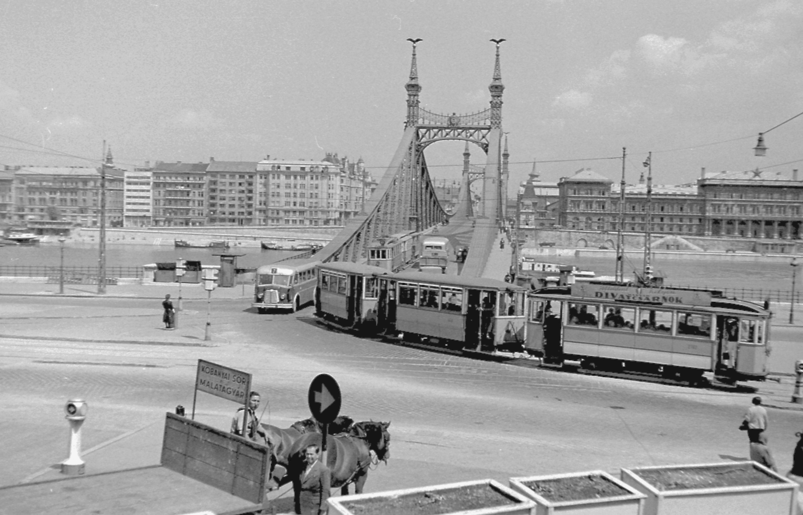 Hungary, Budapest XI., Szent Gellért tér, Szabadság híd budai hídfő., 1952, Magyar Rendőr, bus, Hungarian brand, horse, Horse-drawn carriage, tram, MÁVAG-brand, picture, csibi lamp, Danube, Budapest, Duna-bridge, János Feketeházy-design, Fortepan #16788