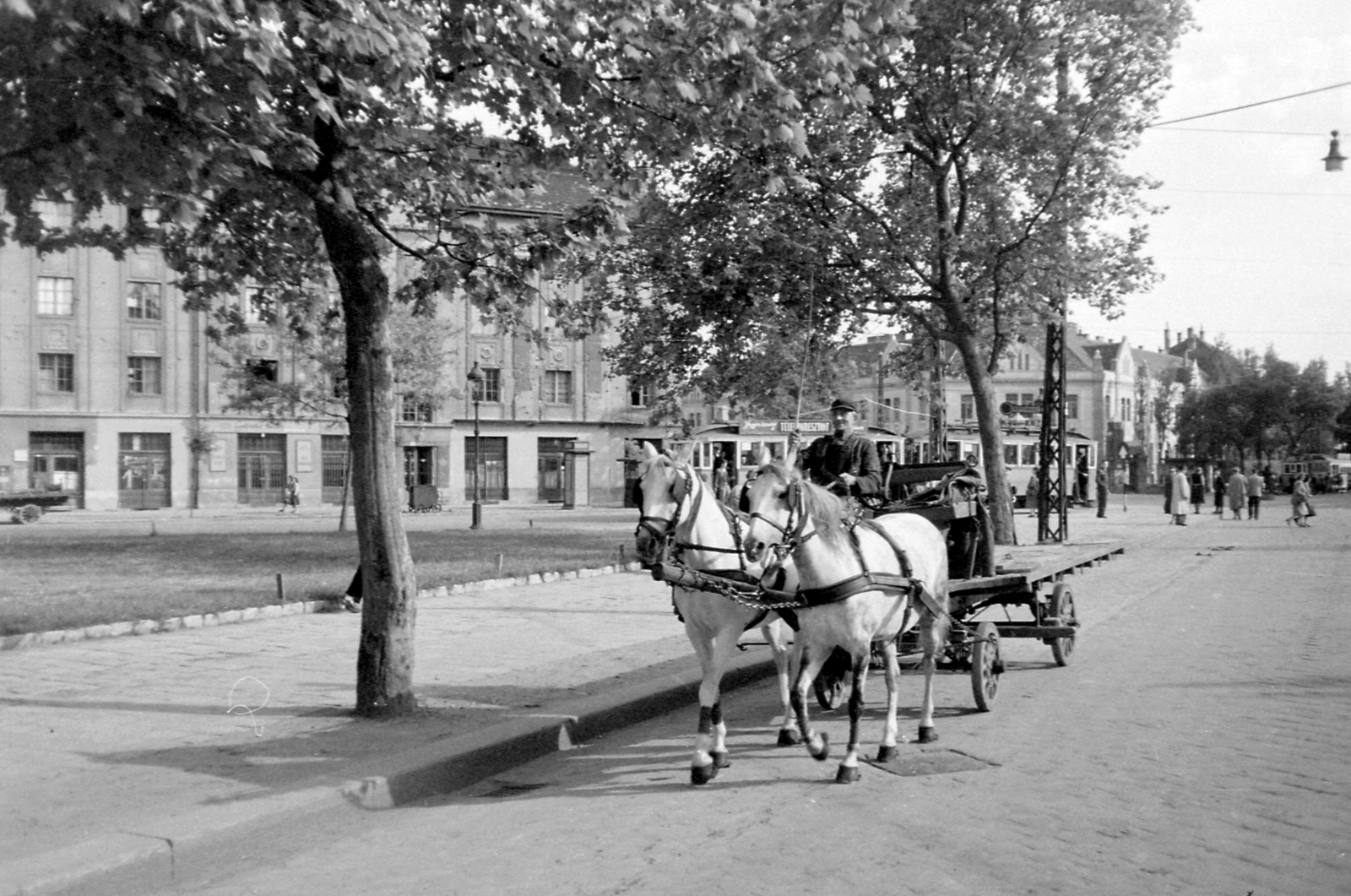 Hungary, Budapest XIII., Lehel (Élmunkás) tér. A villamos takarásában a Ferdinánd (Élmunkás) híd felhajtója és a volt 1. sz. Vámhivatal épülete., 1952, Magyar Rendőr, horse, Horse-drawn carriage, street view, tram, teamster, Budapest, Fortepan #16789
